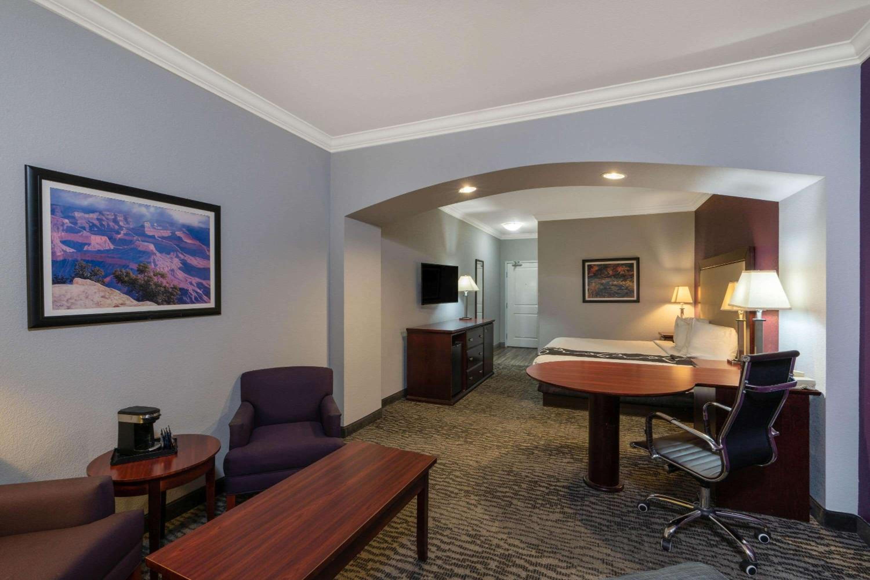 Deluxe King Room - Mobility Access/Non-Smoking - Photo 9