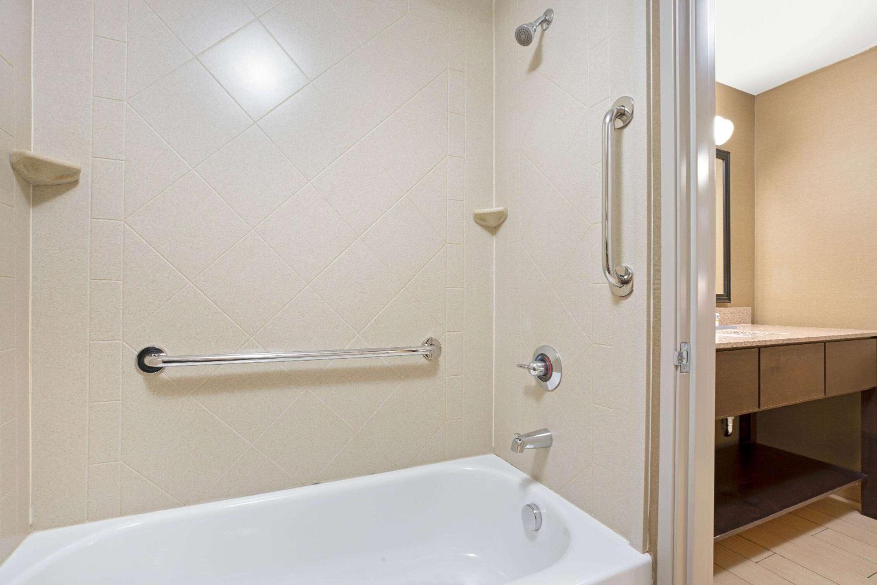Queen Room with Two Queen Beds - Disability Access photo 3