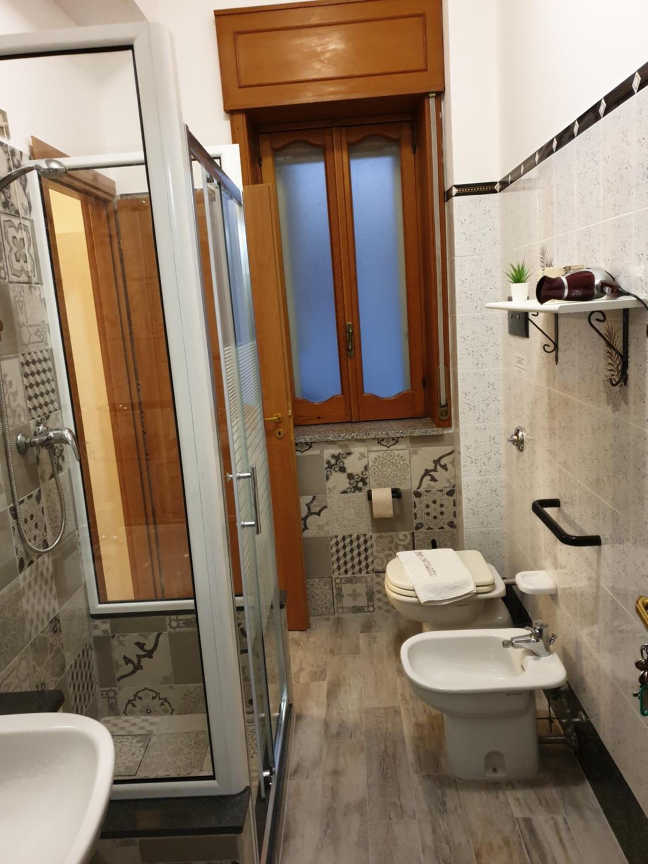 Deluxe Double Room (2 Adults + 1 Child) - Photo 3