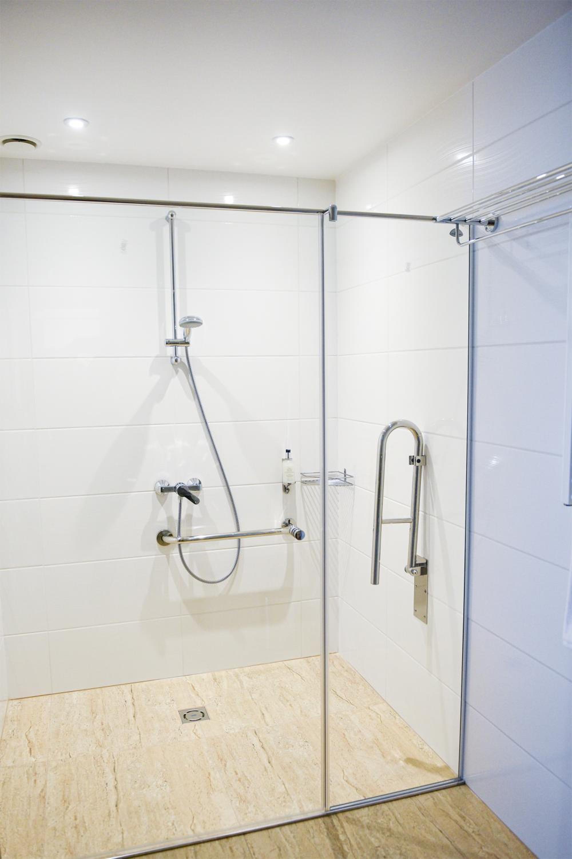 King Room with Roll-In Shower - Disability Access photo 3