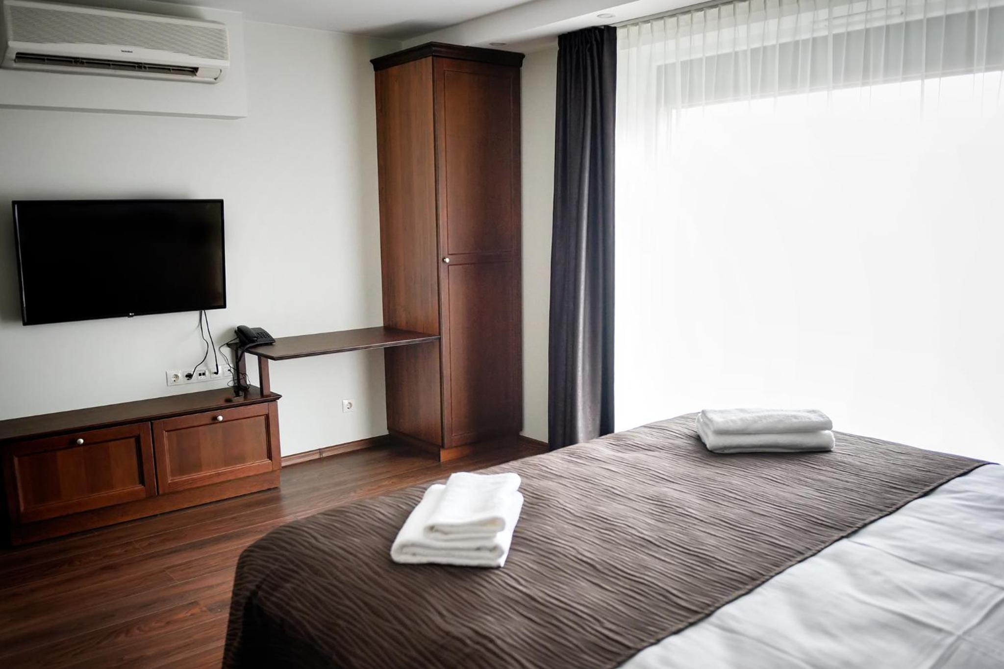 King Room with Roll-In Shower - Disability Access