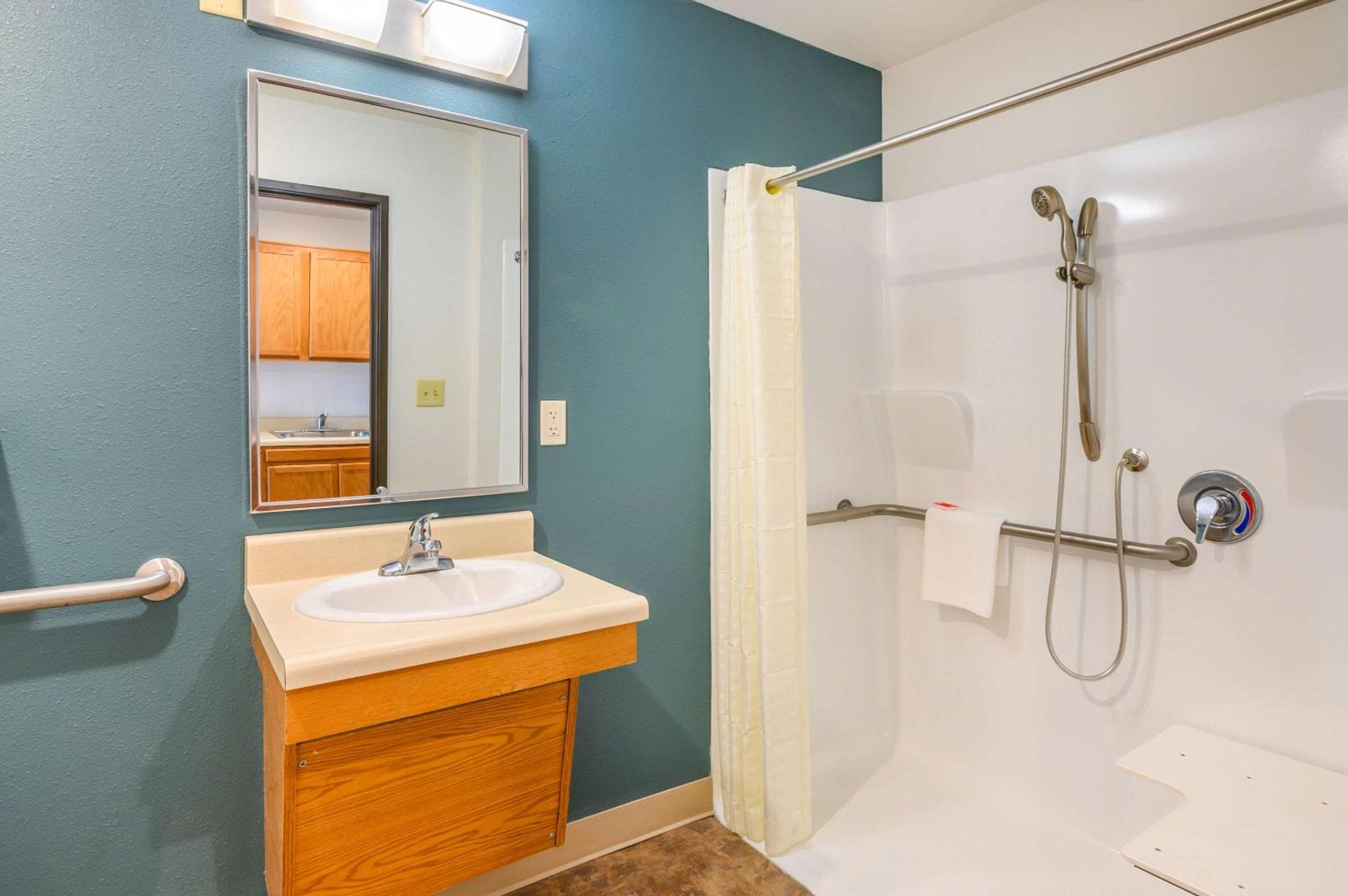 Double Room with Two Double Beds - Accessible/Non-Smoking photo 3