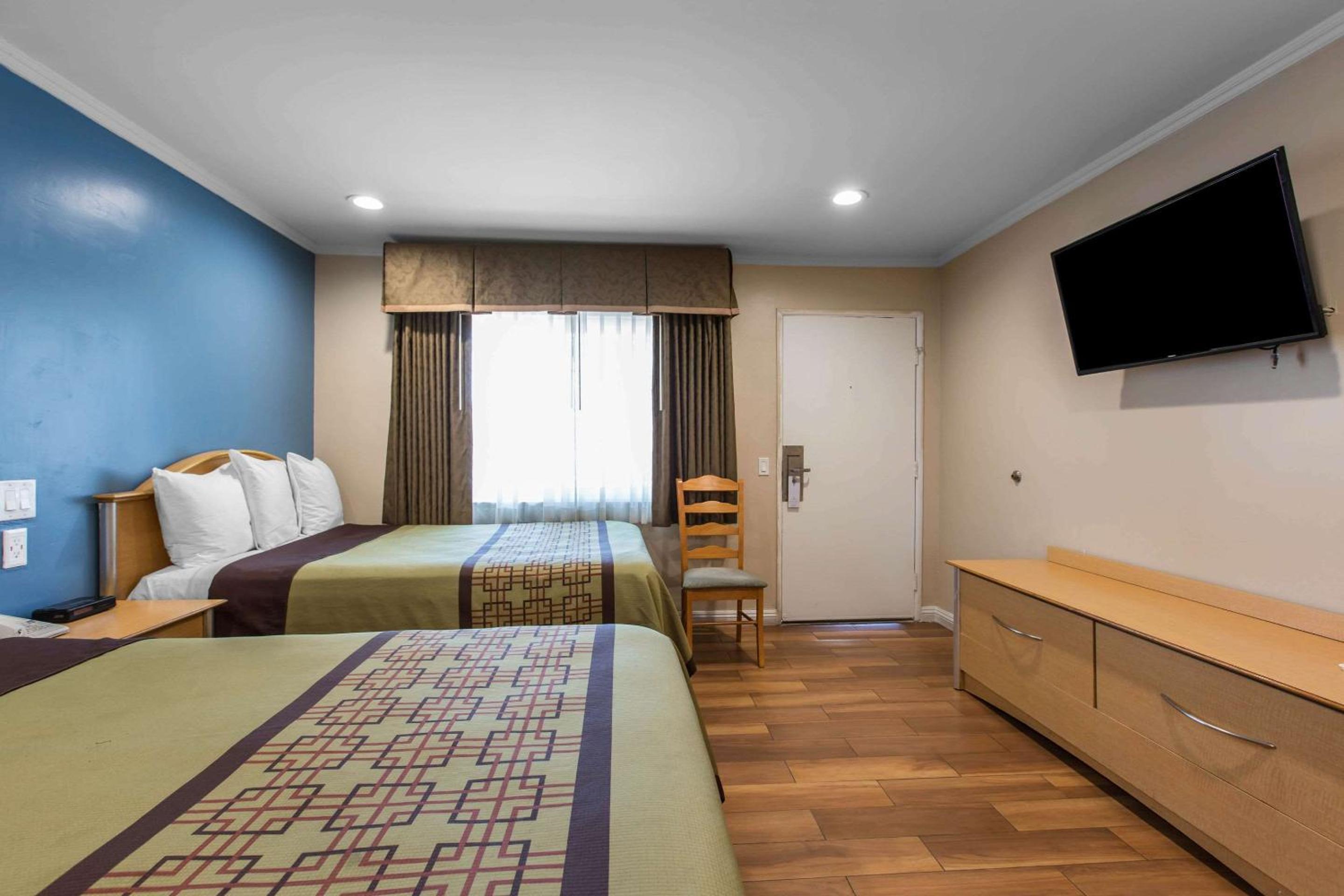 Standard Queen Room with Two Queen Beds - Non-Smoking - Photo 7