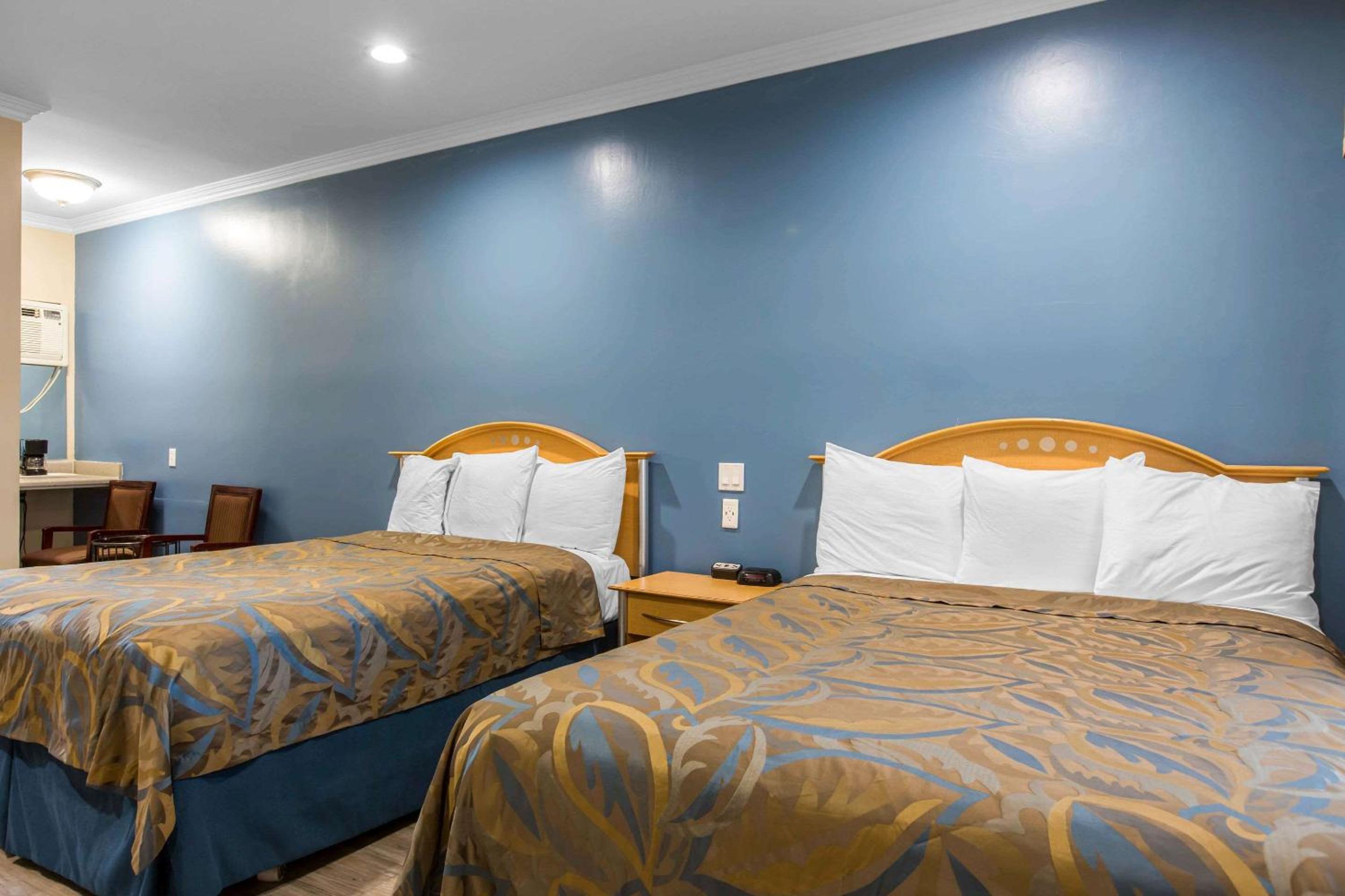 Standard Queen Room with Two Queen Beds - Non-Smoking - Photo 2
