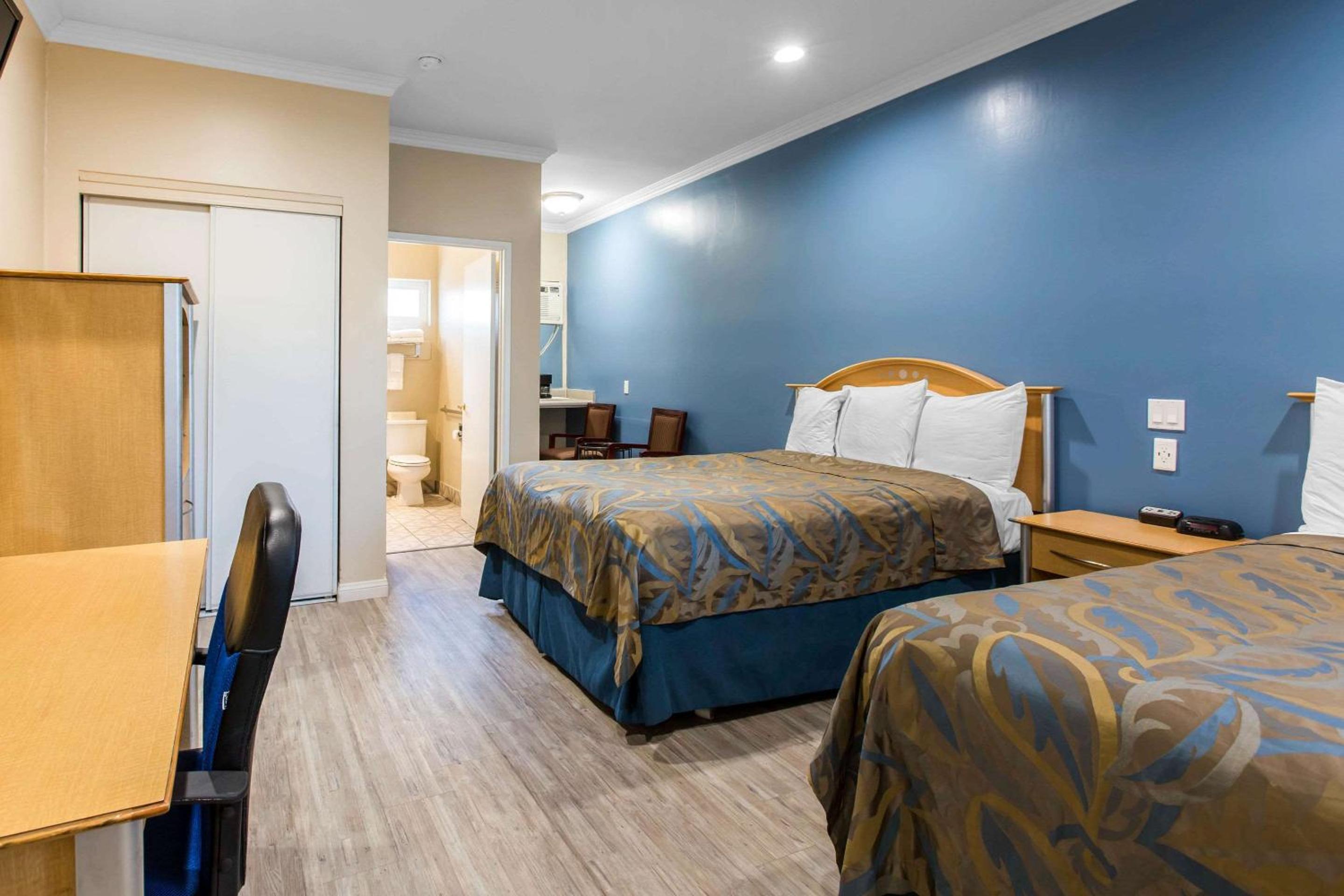 Standard Queen Room with Two Queen Beds - Non-Smoking - Photo 1
