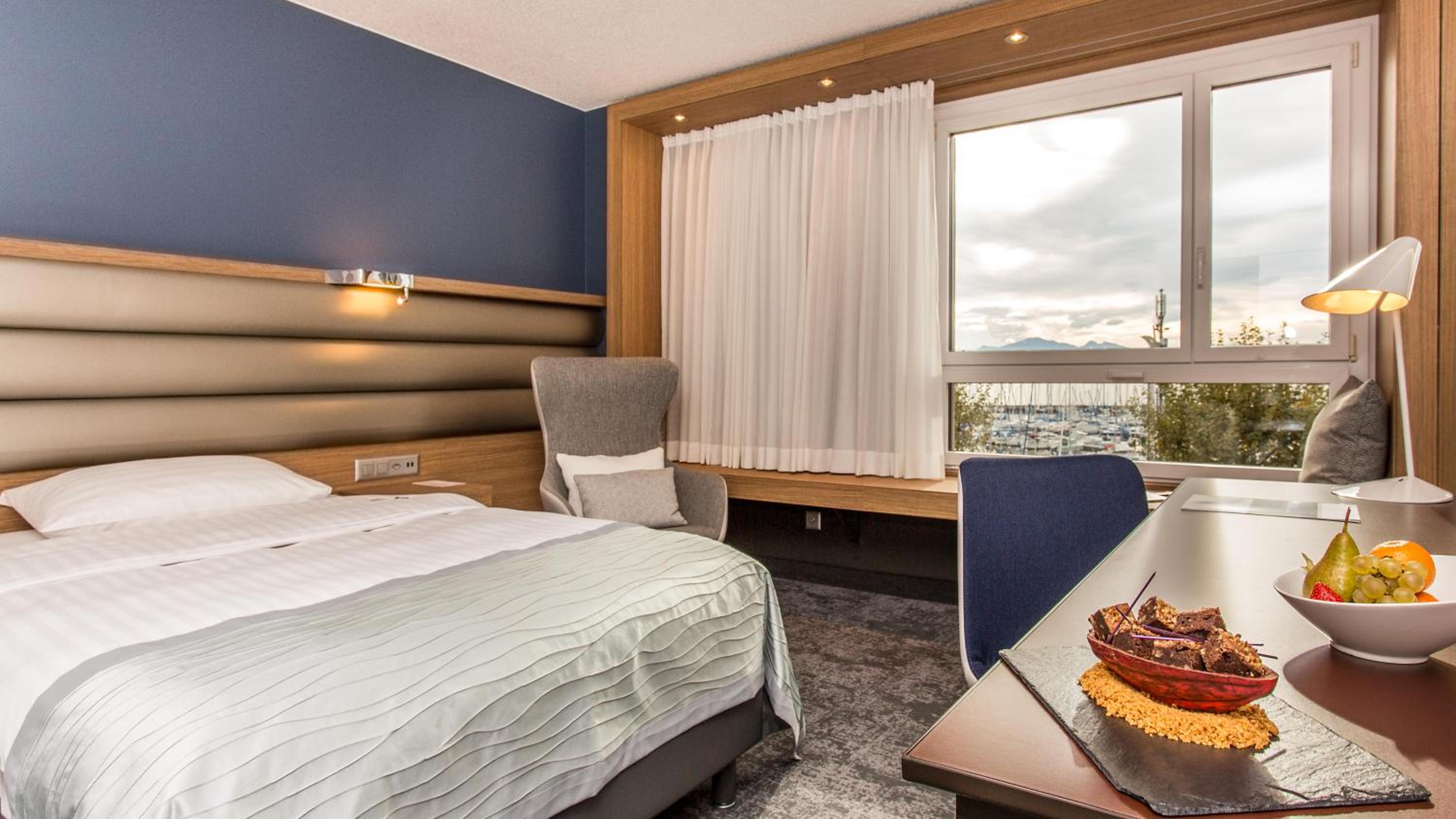 Deluxe Queen Room with Lake View - Photo 4