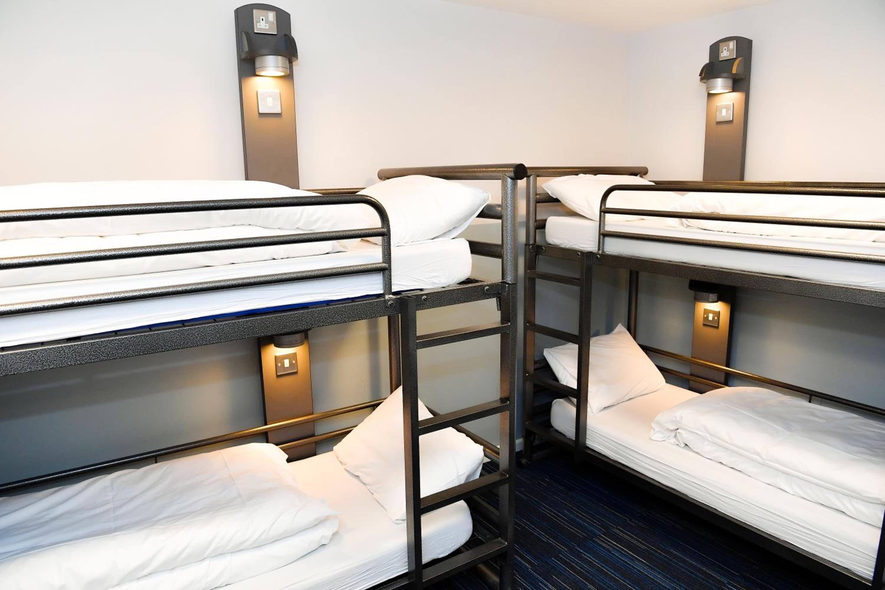 Bed In 6-Bed Mixed Shared Room photo 2