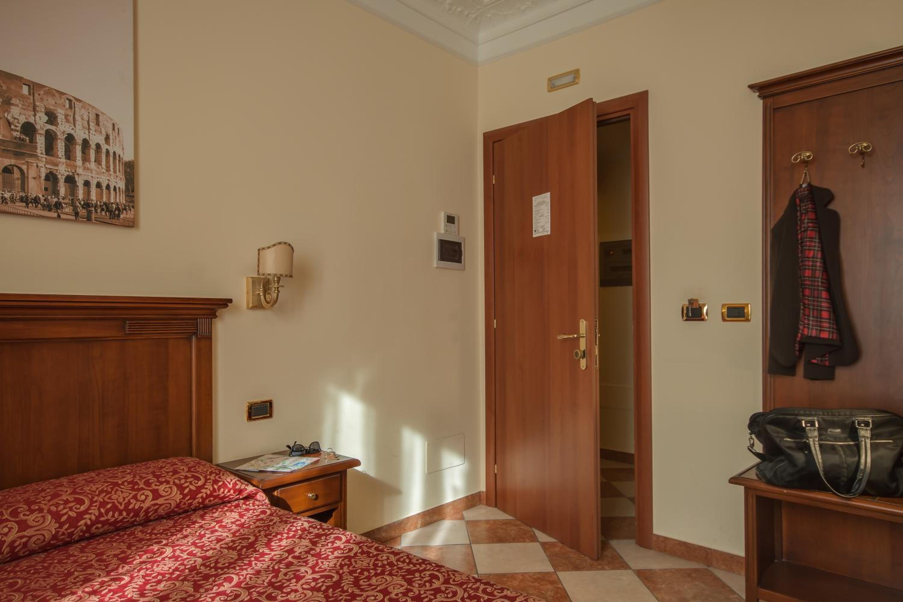 Double or Twin Room thumbnail 5