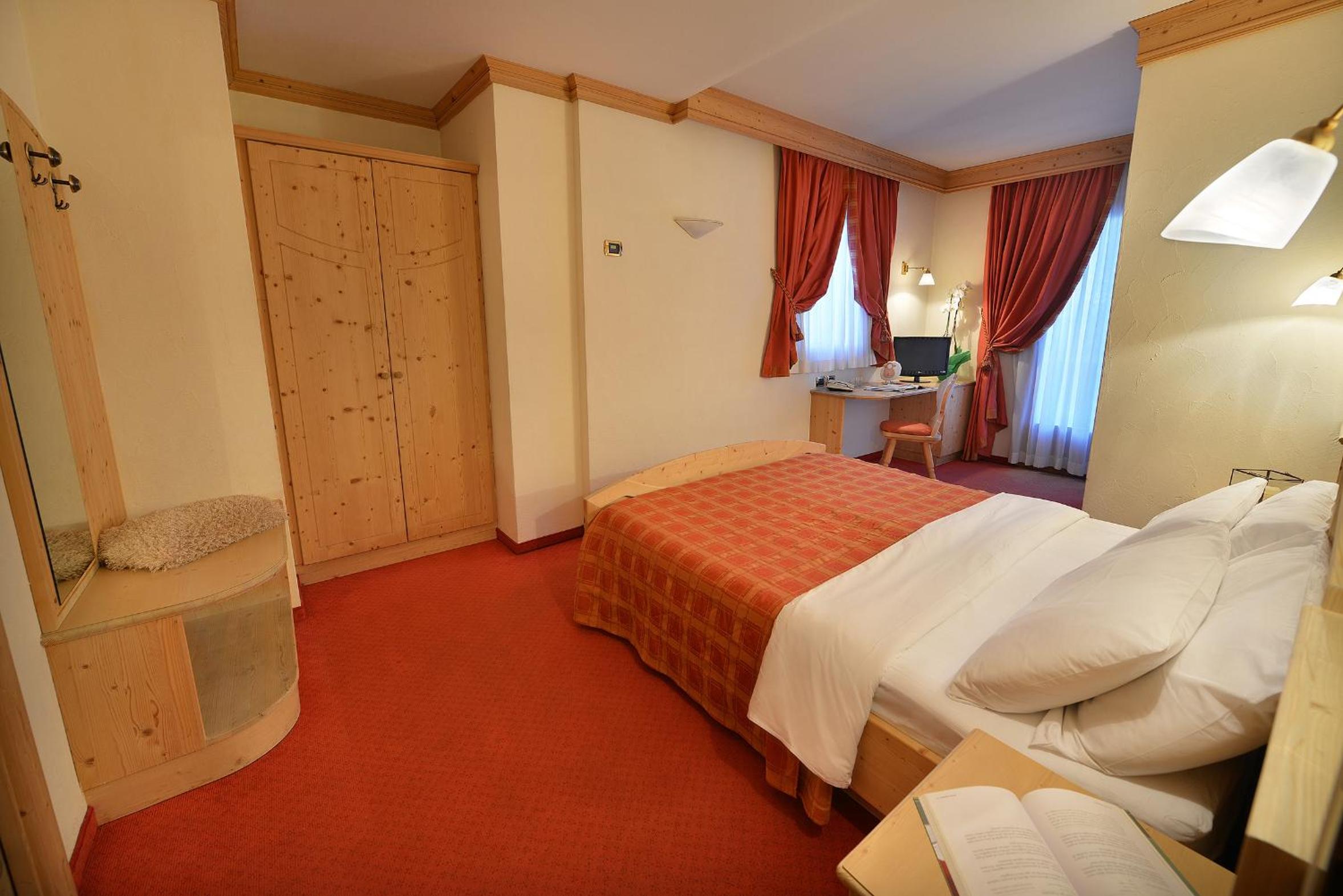 Double Room with Spa Bath photo 2