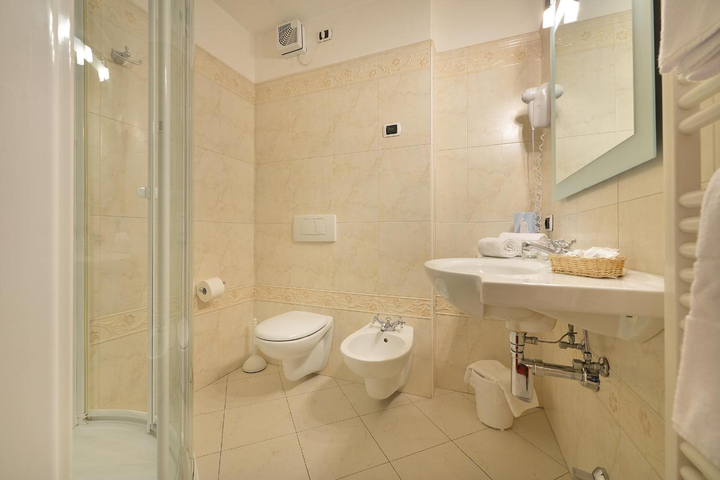 Deluxe Double Room with Shower photo 2