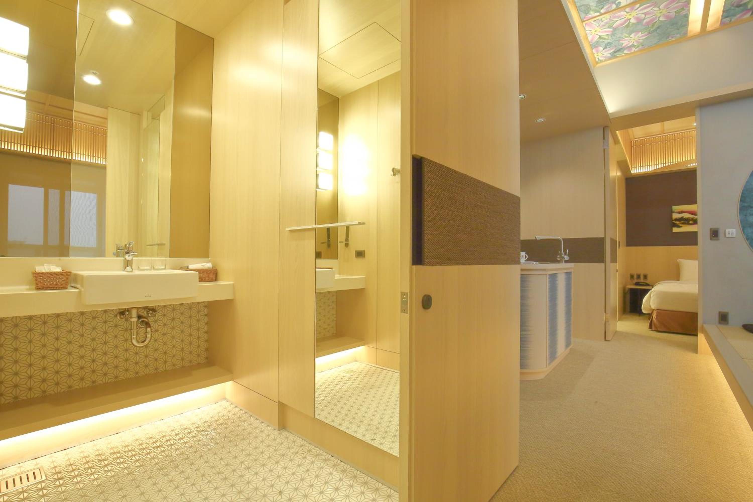 Eco Deluxe Japanese-Style Family Room photo 2