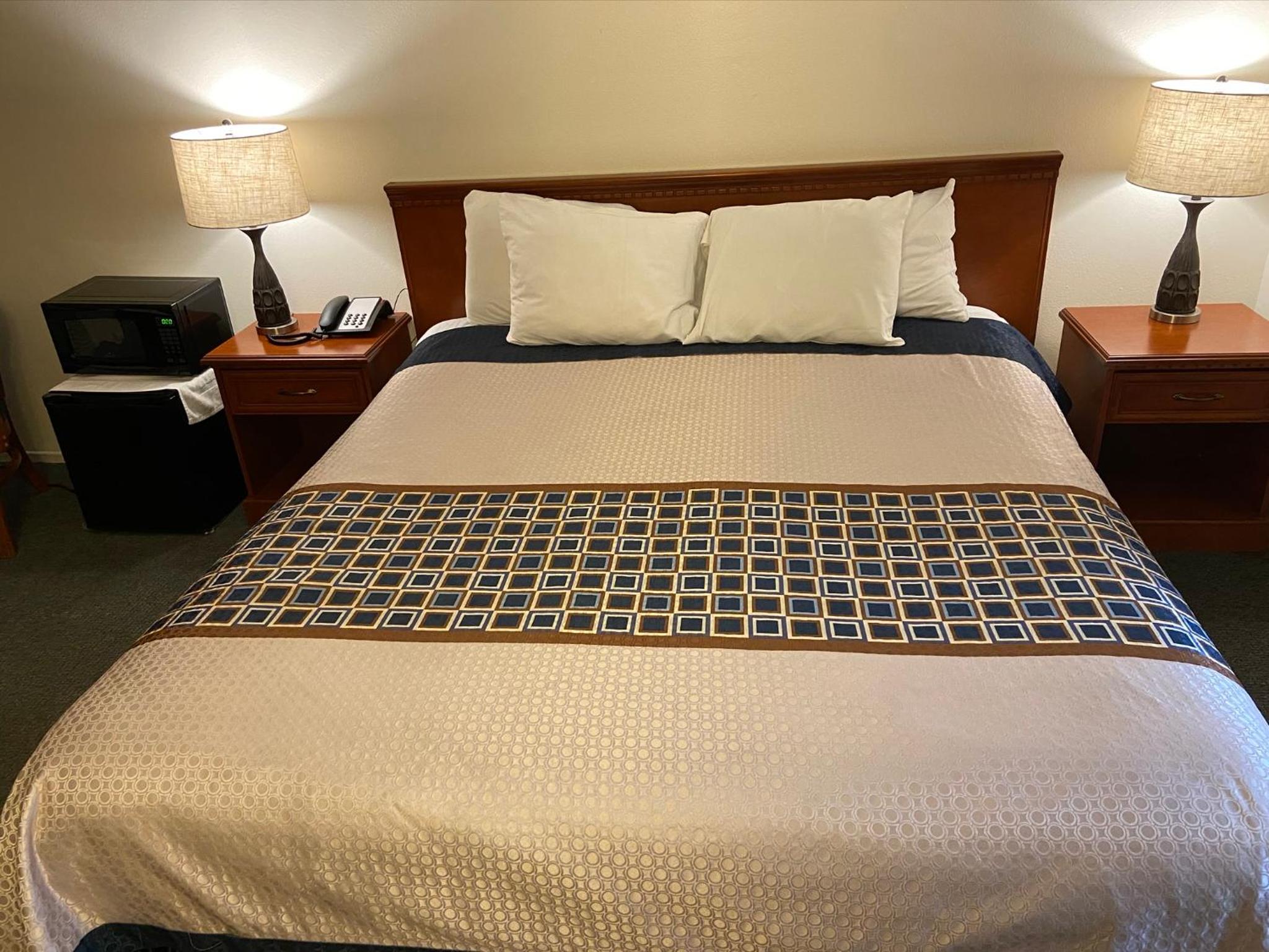 King Room - Non-Smoking - Photo 2