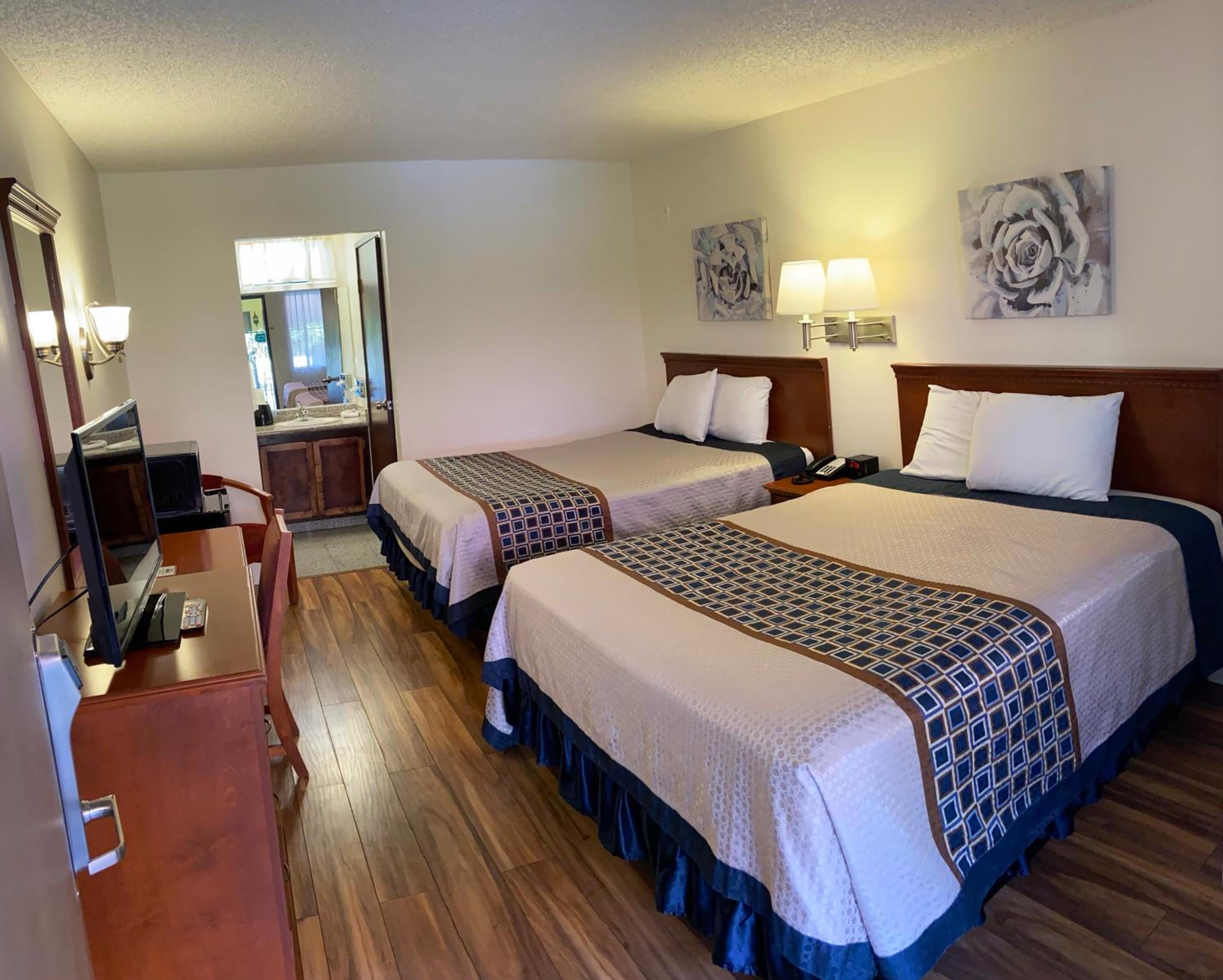 Queen Room with Two Queen Beds - Non-Smoking - Photo 3