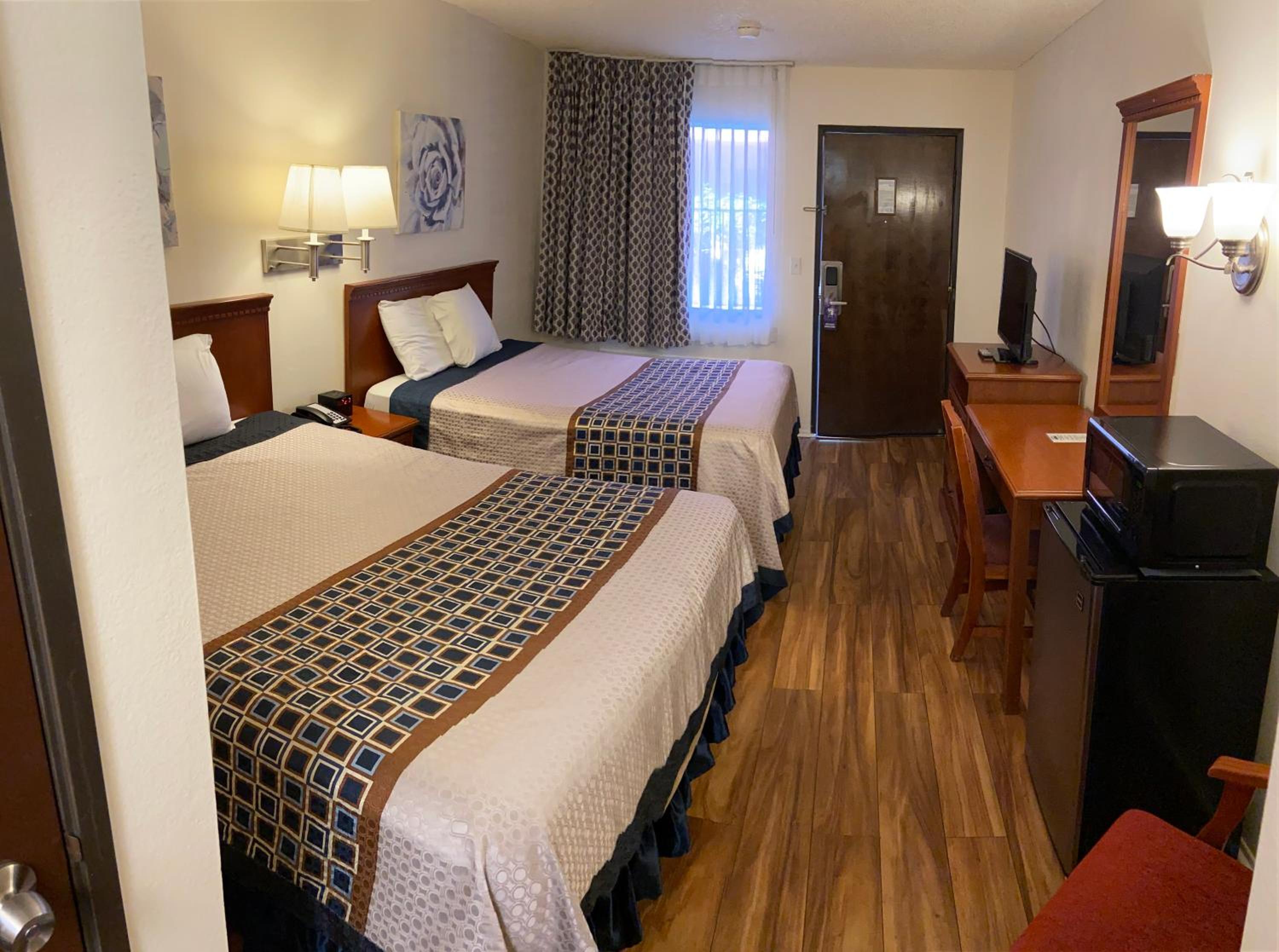 Queen Room with Two Queen Beds - Non-Smoking - Photo 1