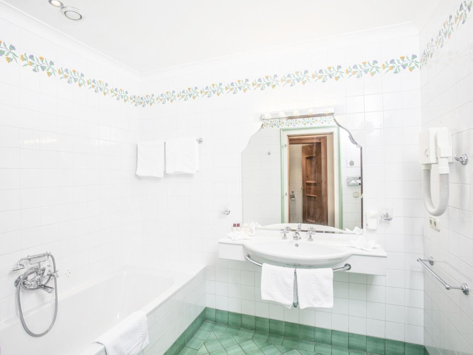 Deluxe Double or Twin Room - Photo 9