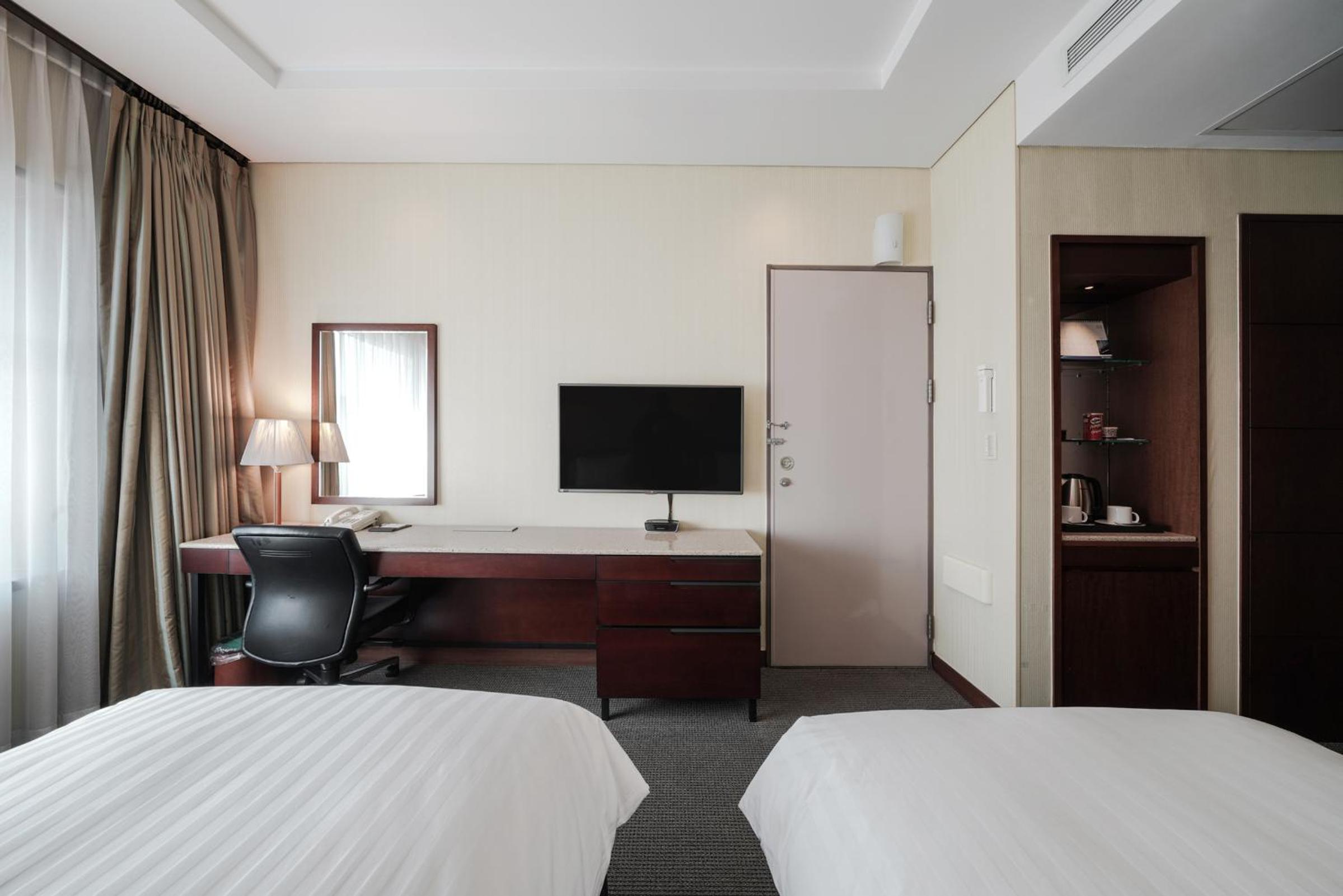 Connecting Double and Twin Room - Photo 2