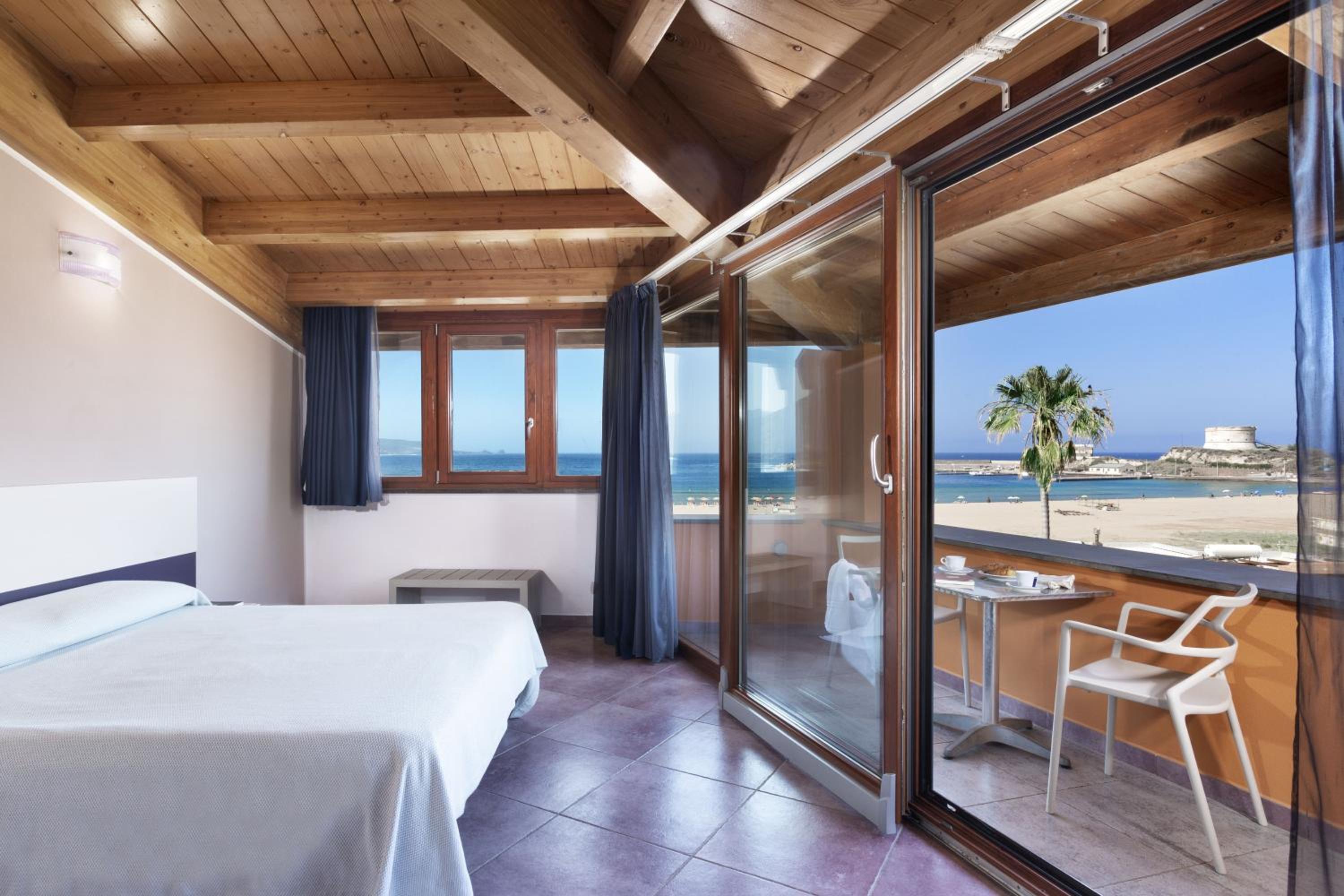 Deluxe Double or Twin Room with Sea View photo 3