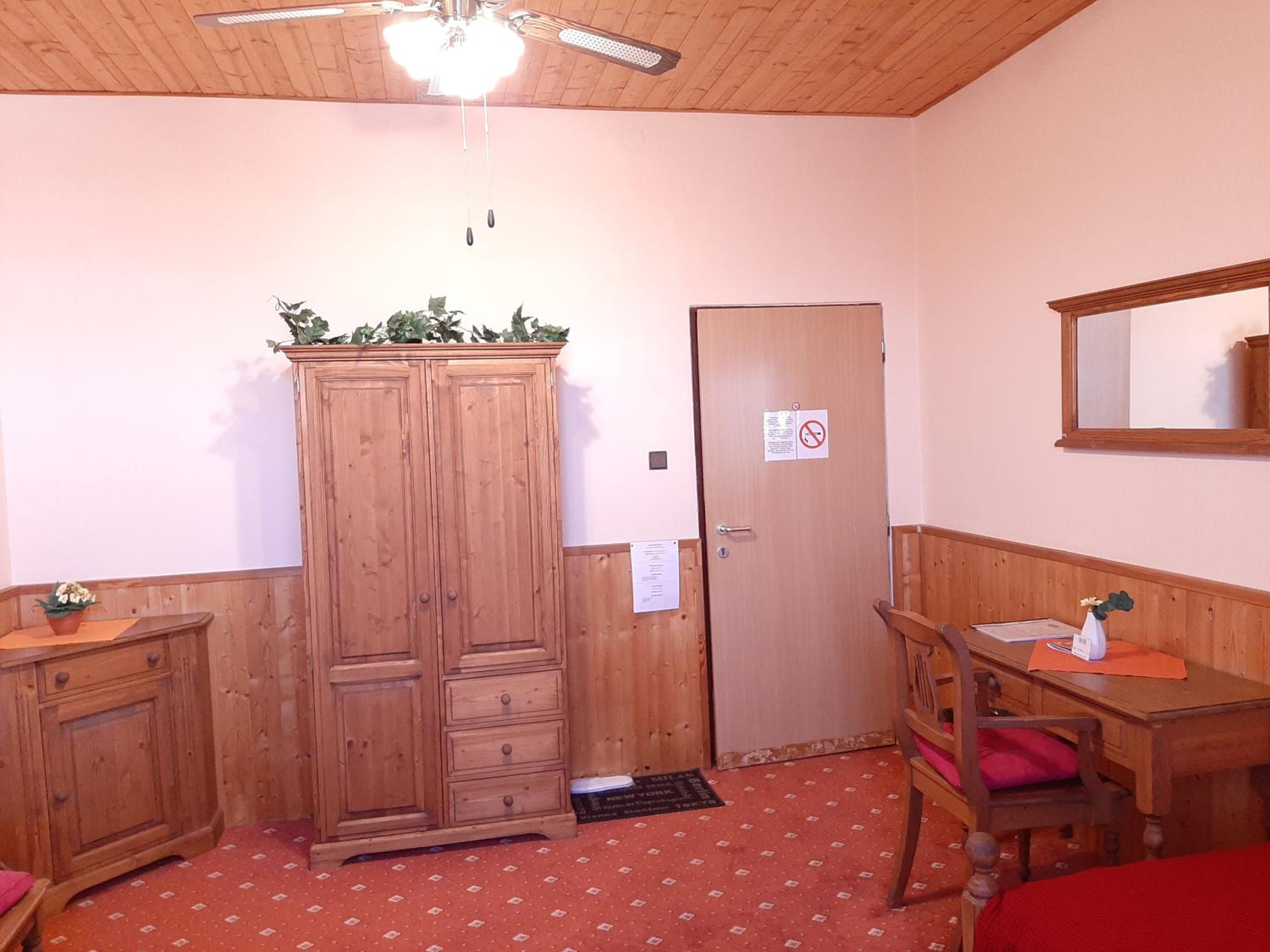 Basic Triple Room with Shared Bathroom photo 3