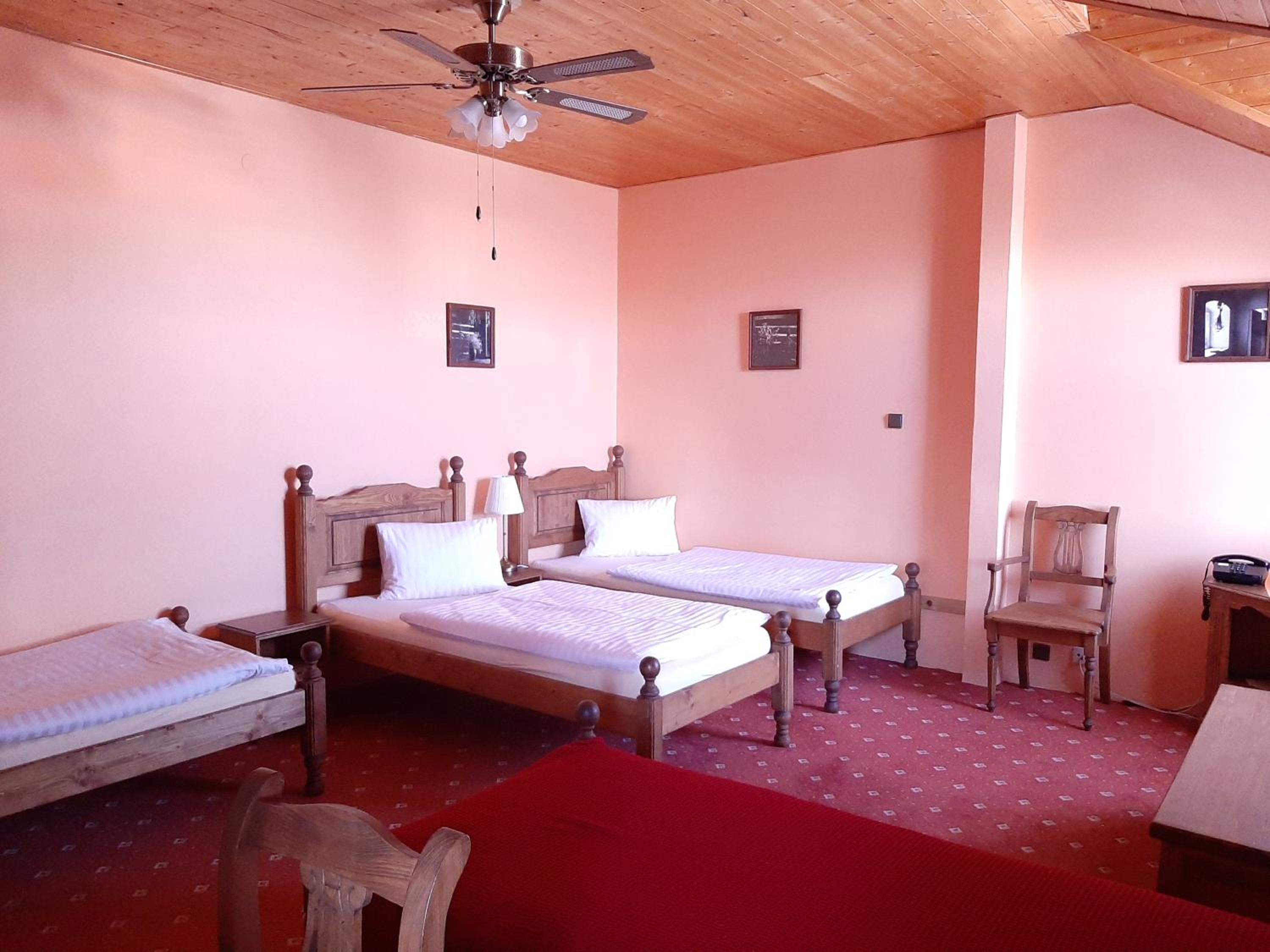 Quadruple Room with Private Bathroom photo 3