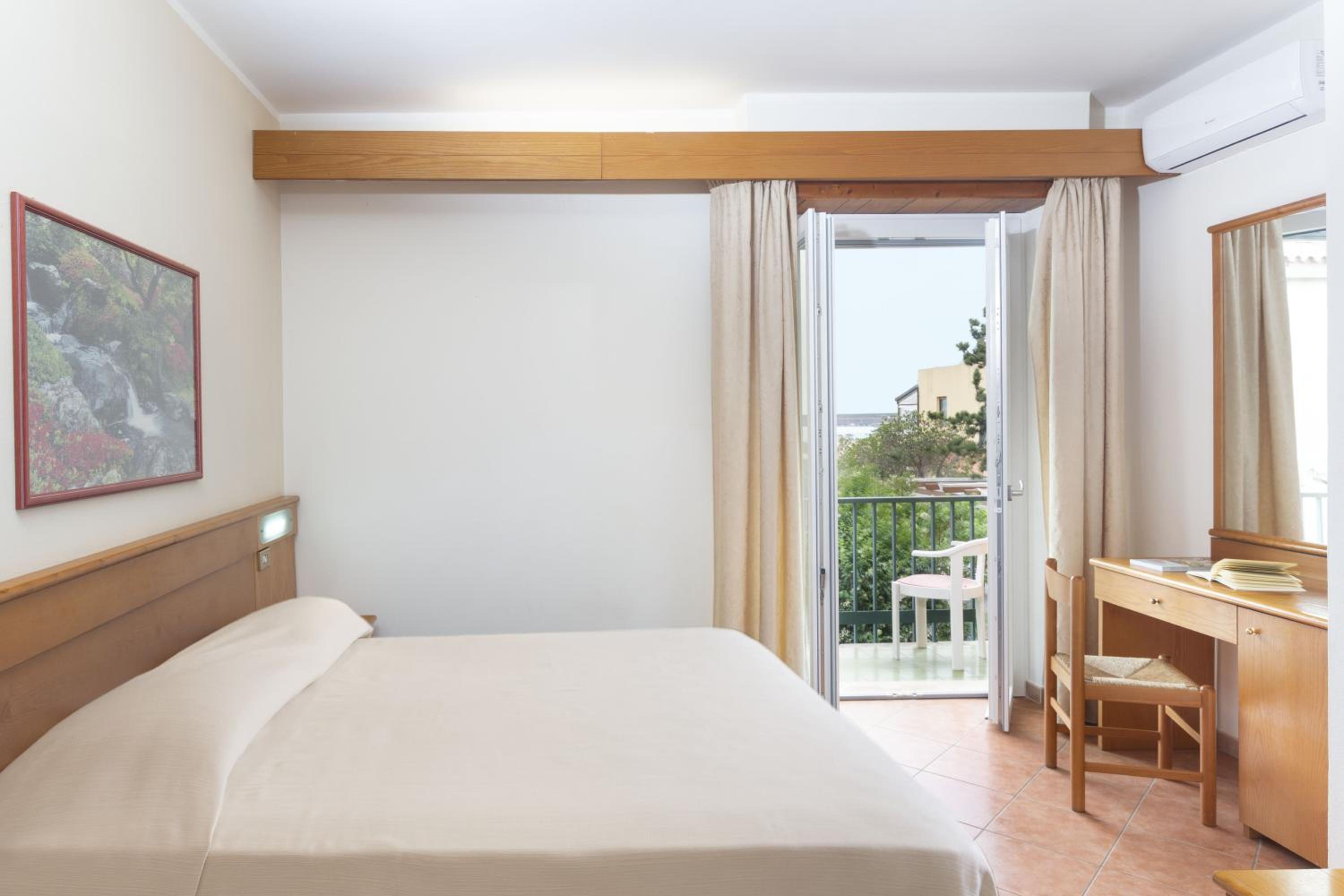 Standard Double or Twin Room photo 3
