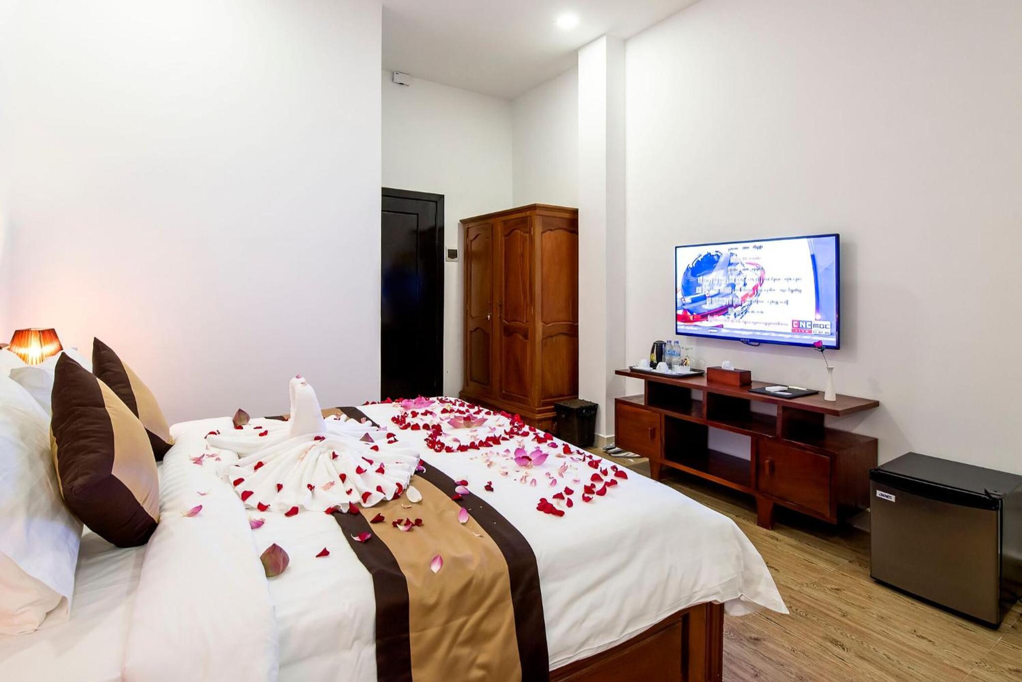 King Room with Pool View - Photo 3