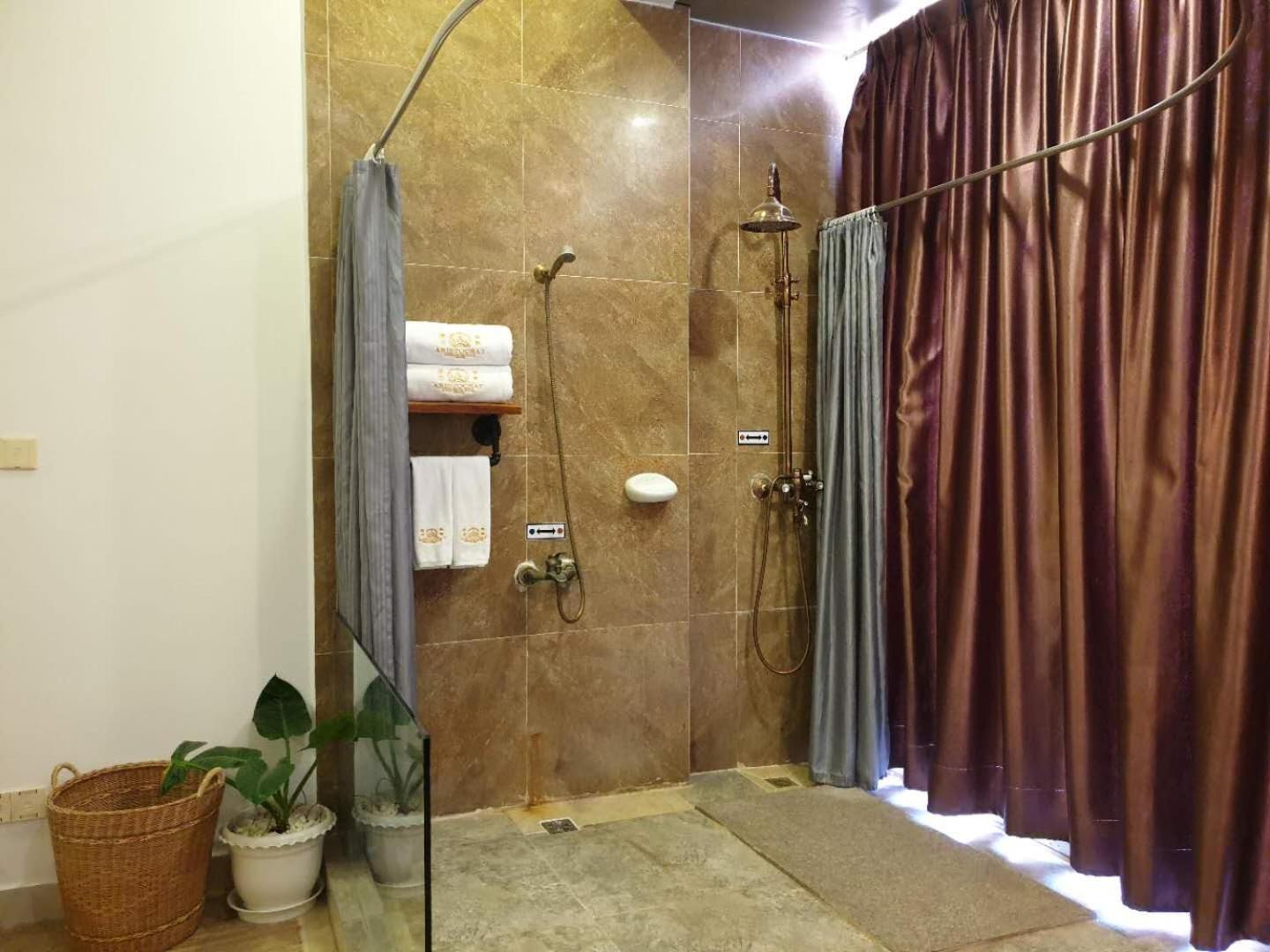 King Room with Pool View - Photo 11