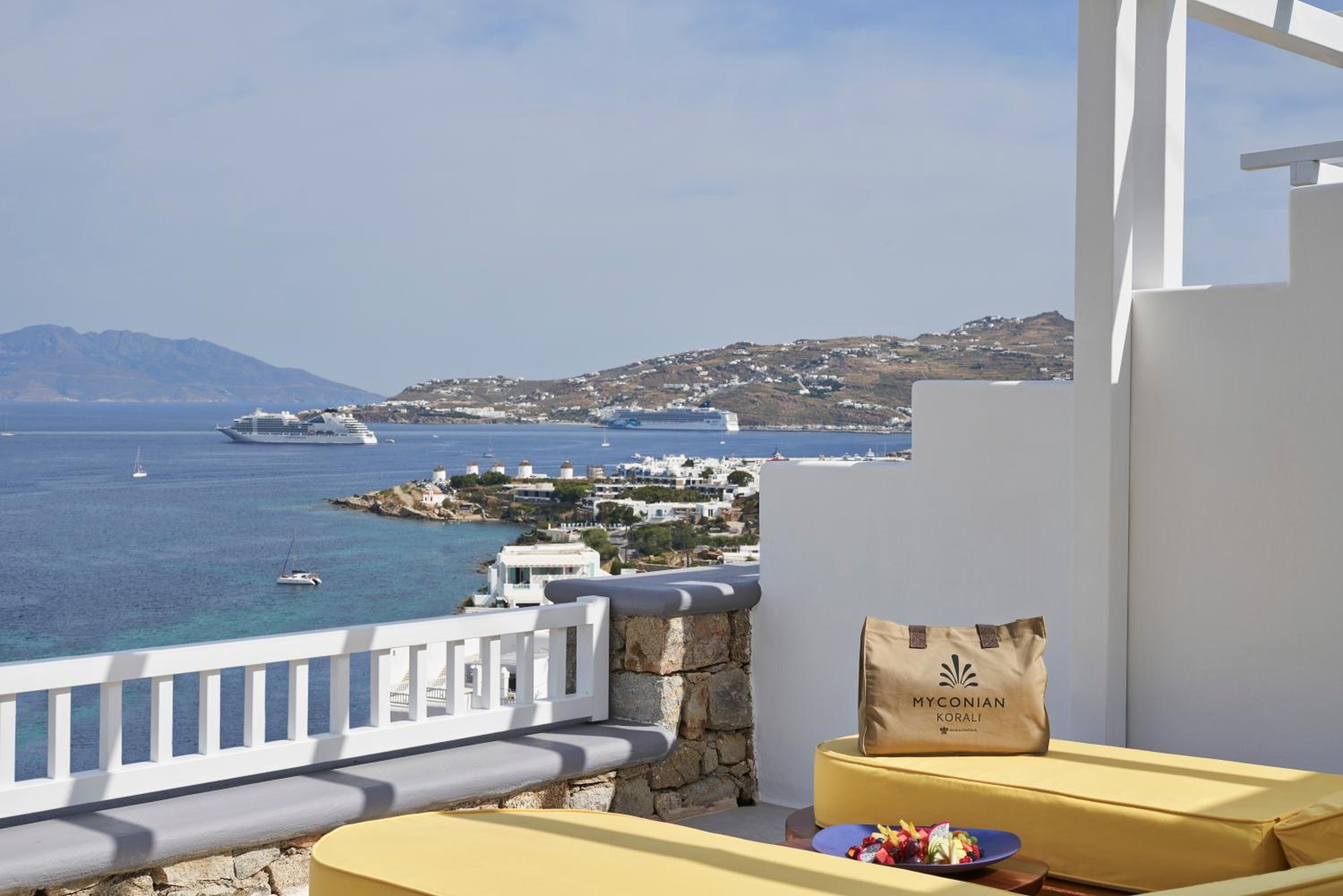 ARMONIA Two-Room Suite with Sea View & Outdoor Jacuzzi photo 3