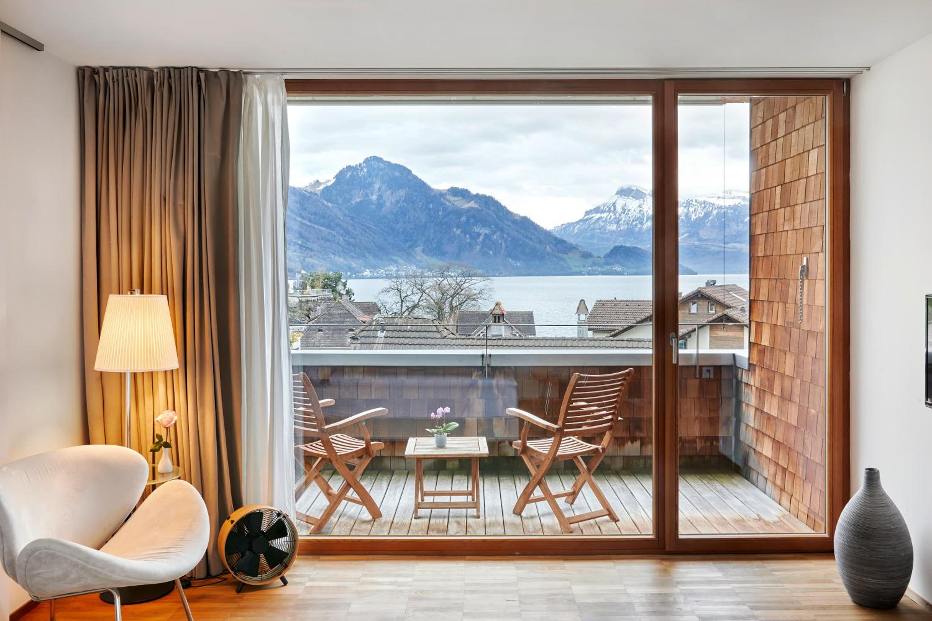 Deluxe Room with Lake View - Photo 4