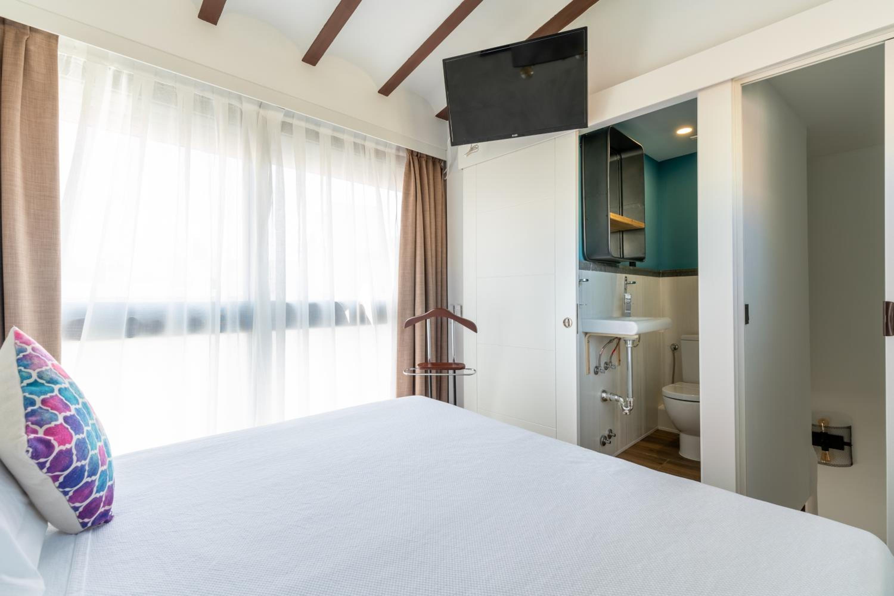 Suite with Private Pool - Photo 13
