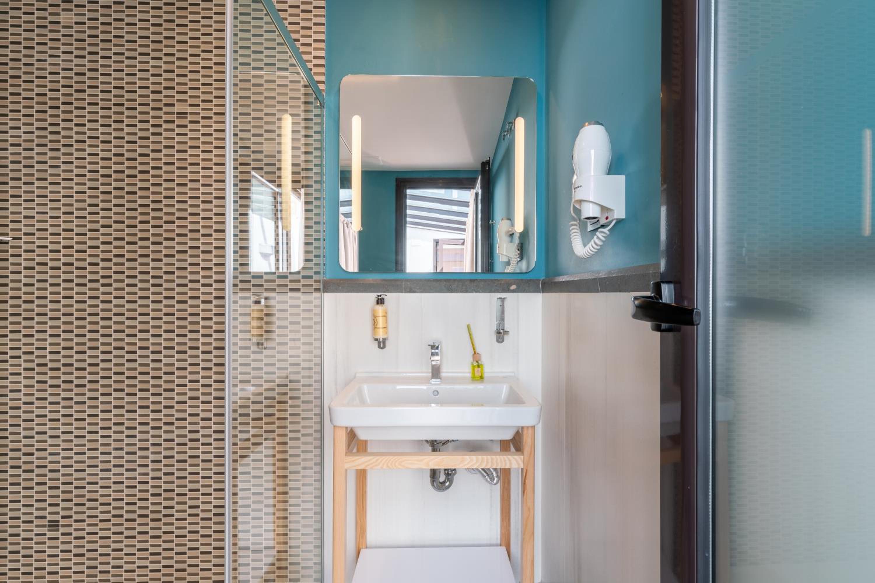 Suite with Private Pool - Photo 15