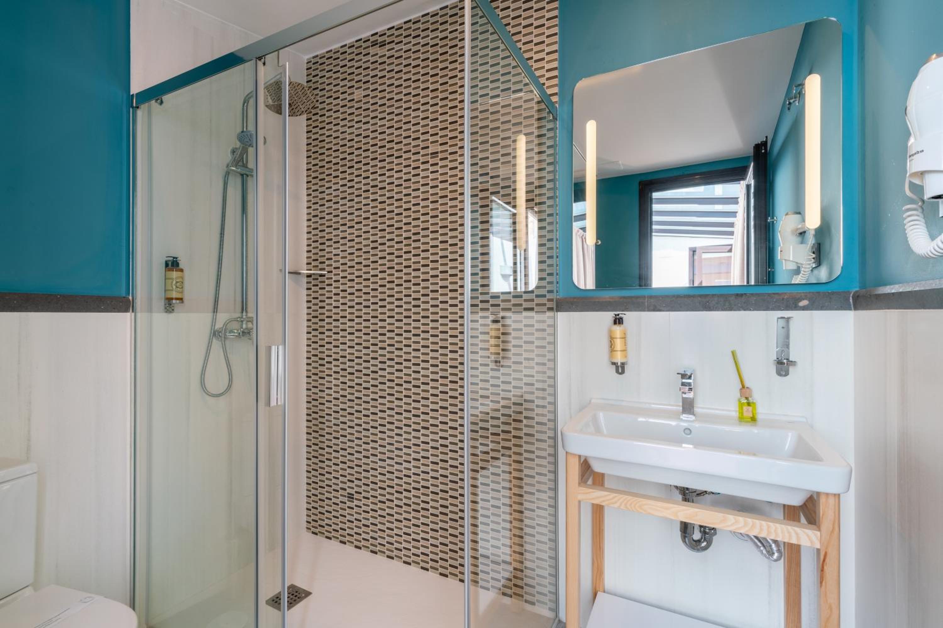 Suite with Private Pool - Photo 16