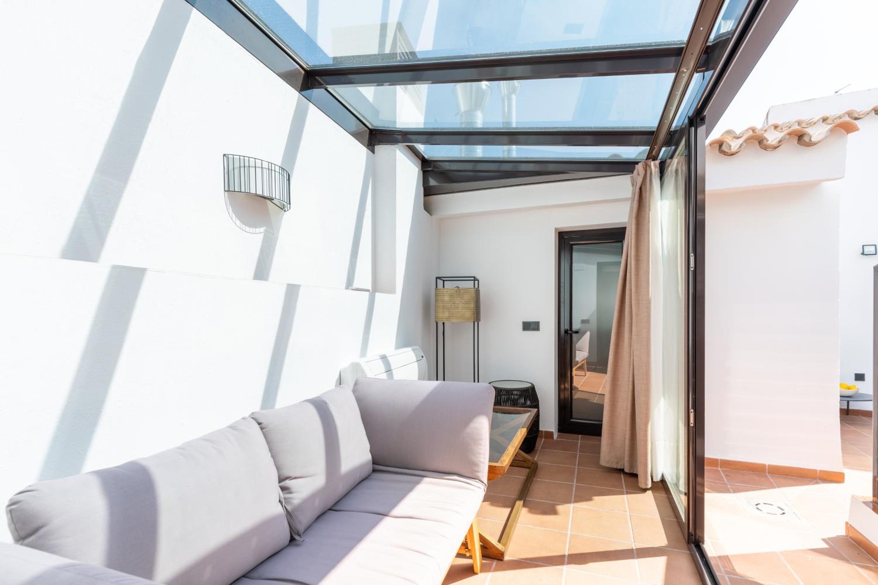 Suite with Private Pool - Photo 23