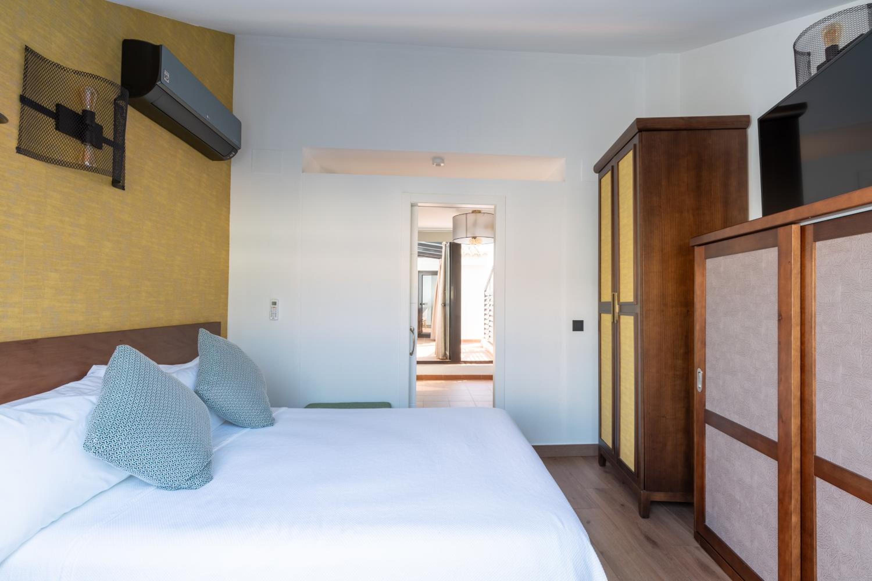 Suite with Private Pool - Photo 17