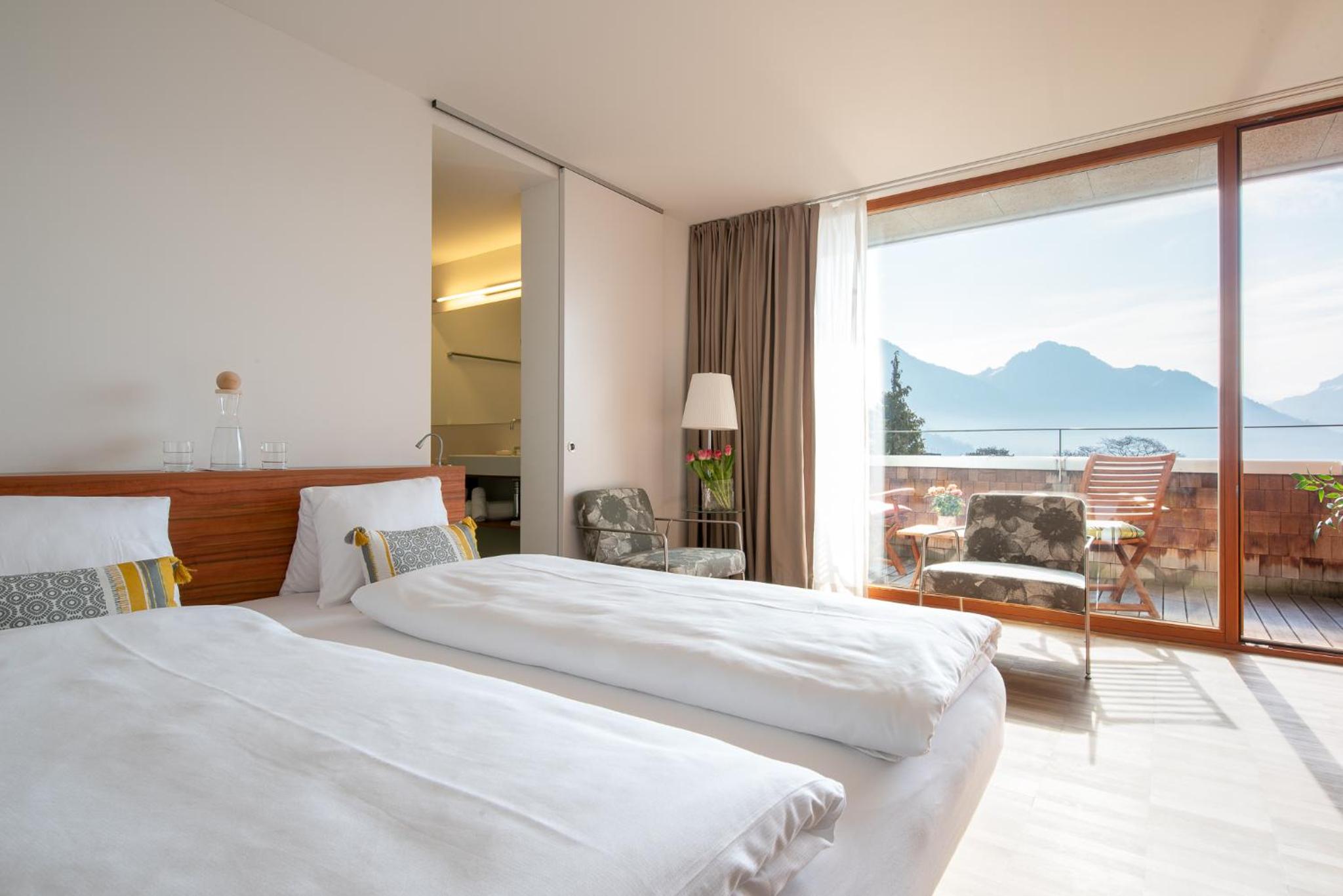 Deluxe Room with Lake View - Photo 2