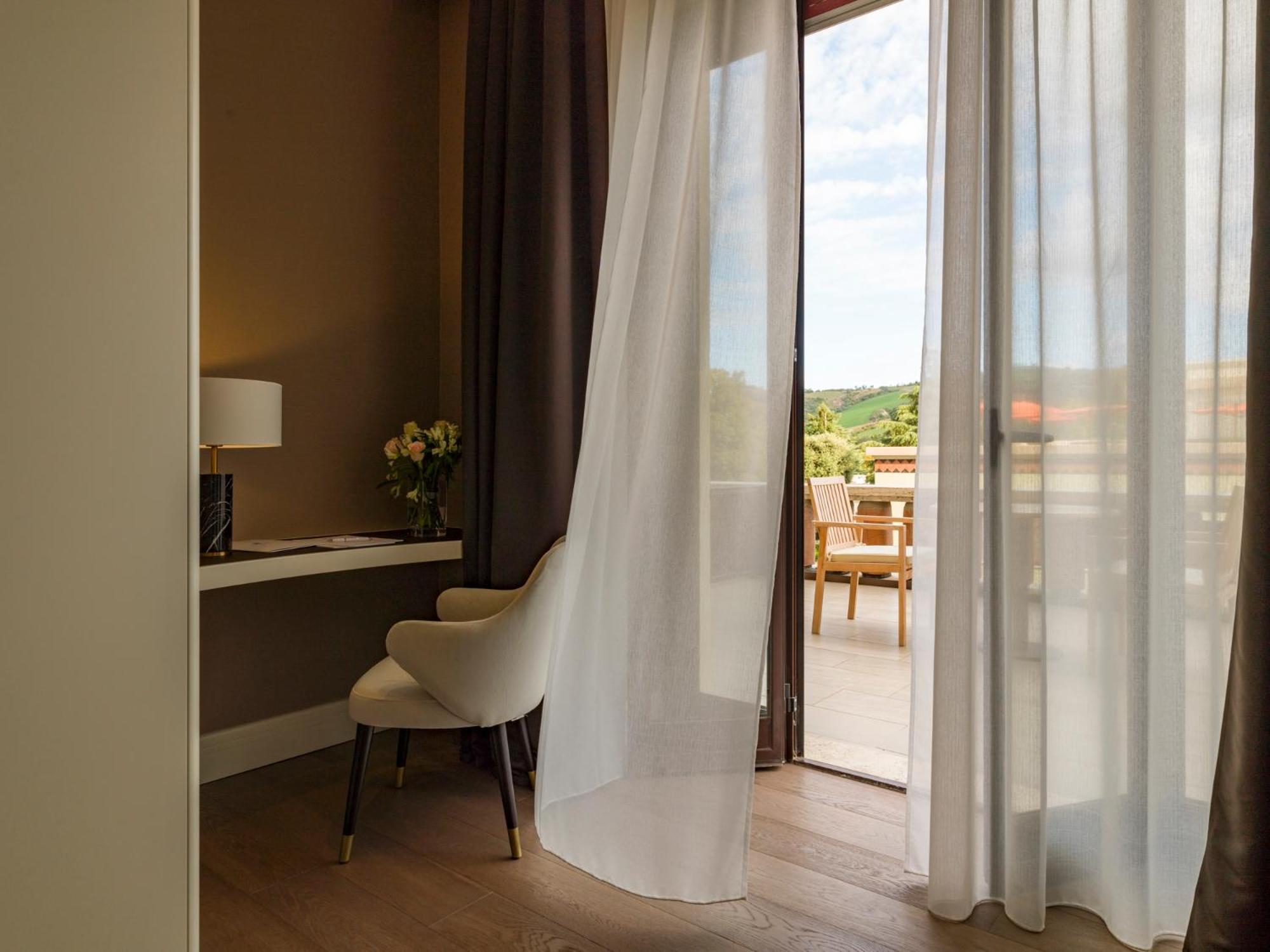 Deluxe Double Room with Terrace - Photo 5