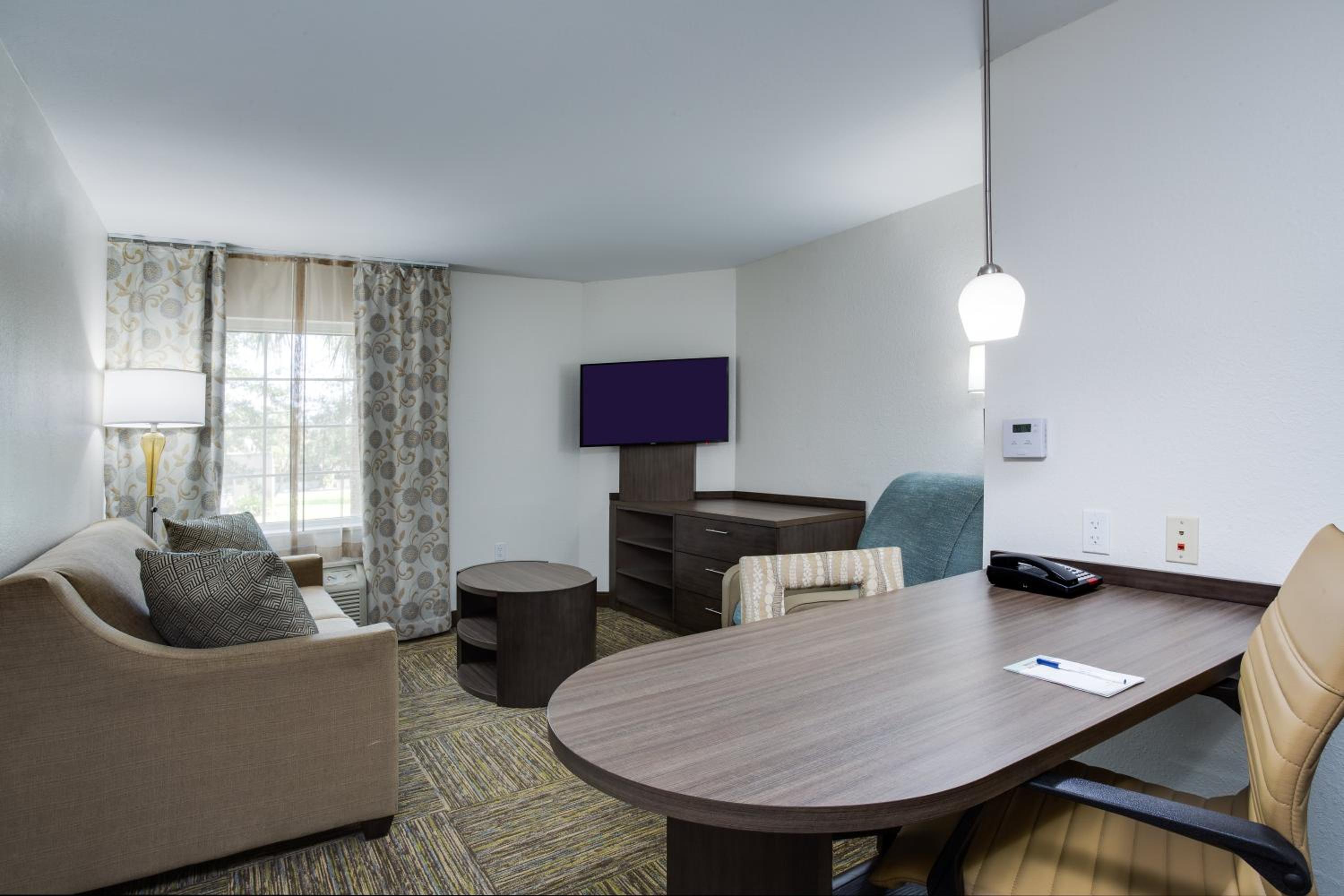 One-Bedroom Queen Suite - Photo 4