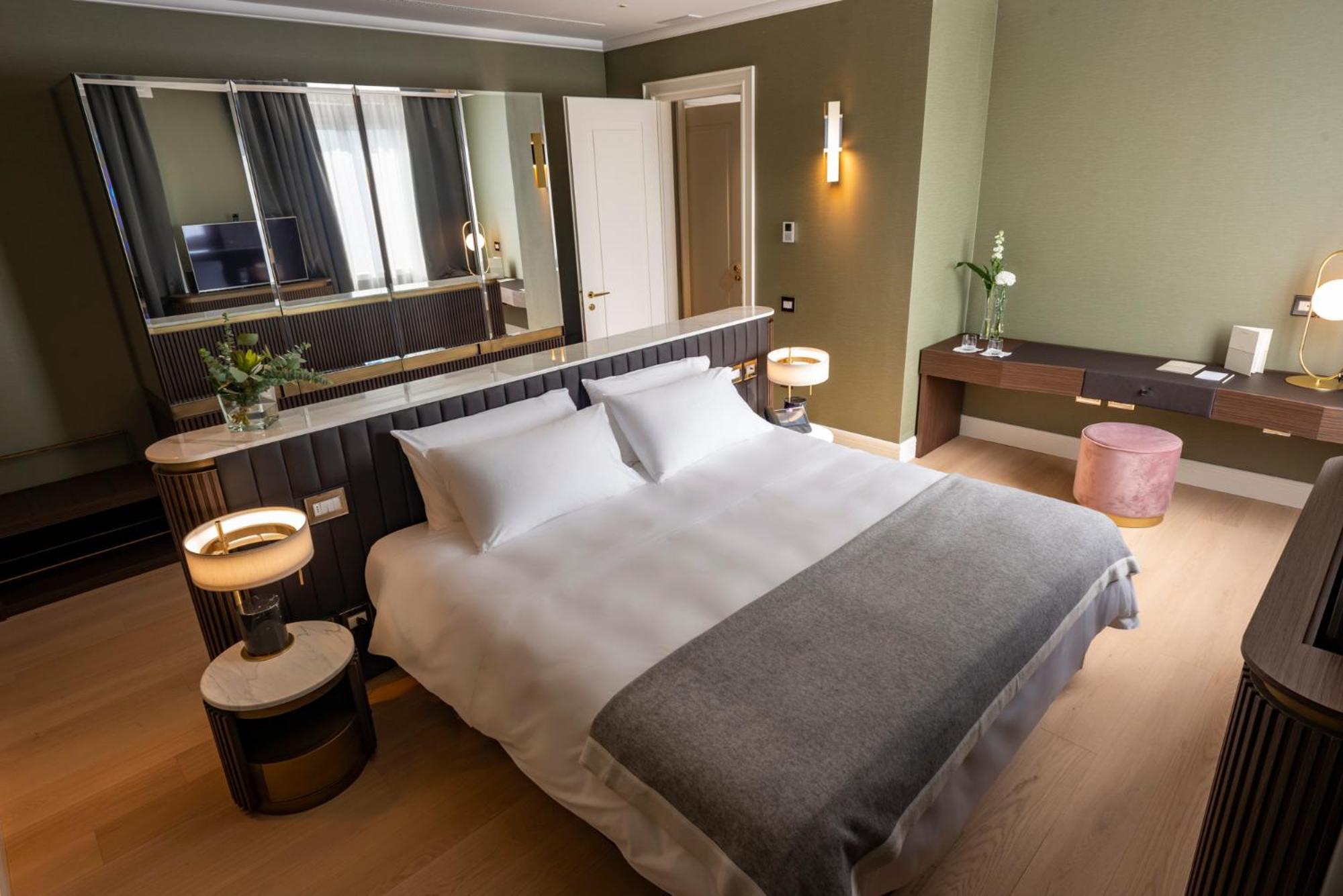 Suite with Terrace and Jacuzzi - Photo 1