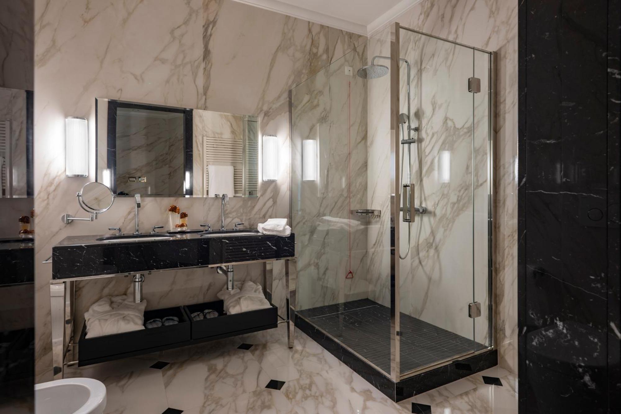 Suite with Terrace and Jacuzzi - Photo 7
