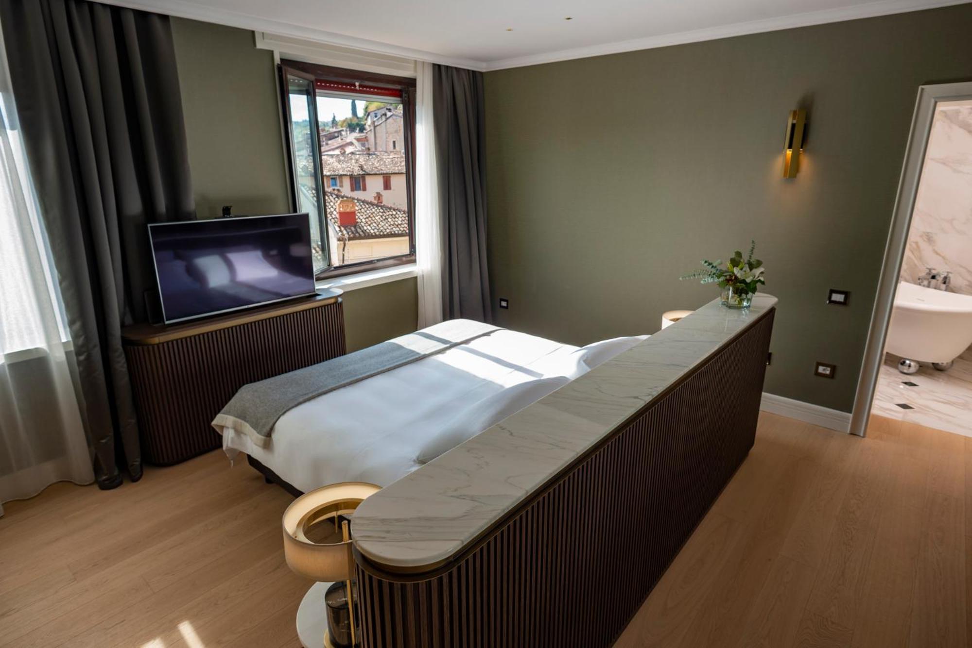 Suite with Terrace and Jacuzzi - Photo 3