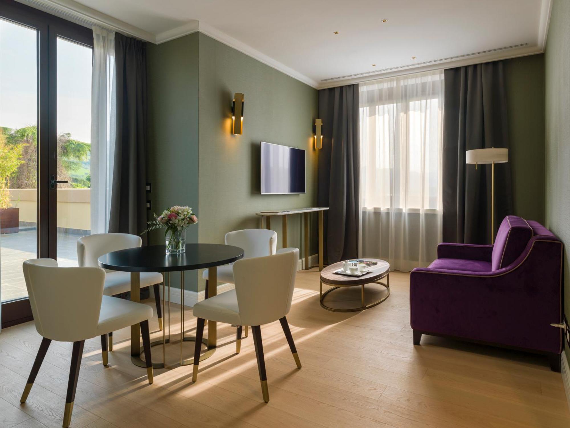 Suite with Terrace and Jacuzzi - Photo 4