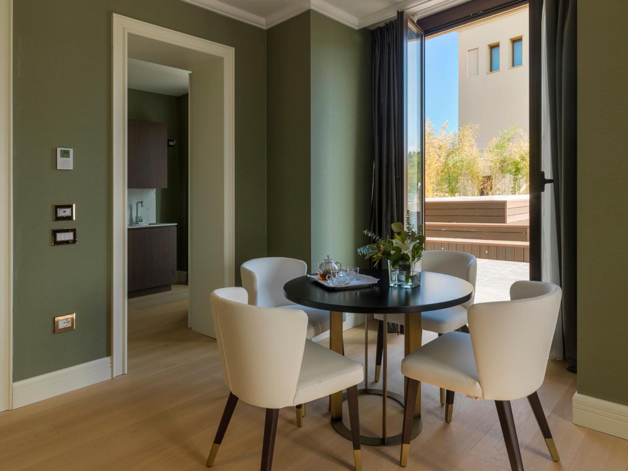 Suite with Terrace and Jacuzzi - Photo 5