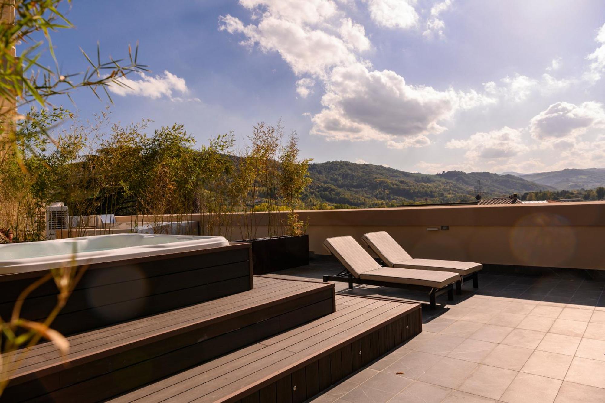 Suite with Terrace and Jacuzzi - Photo 2