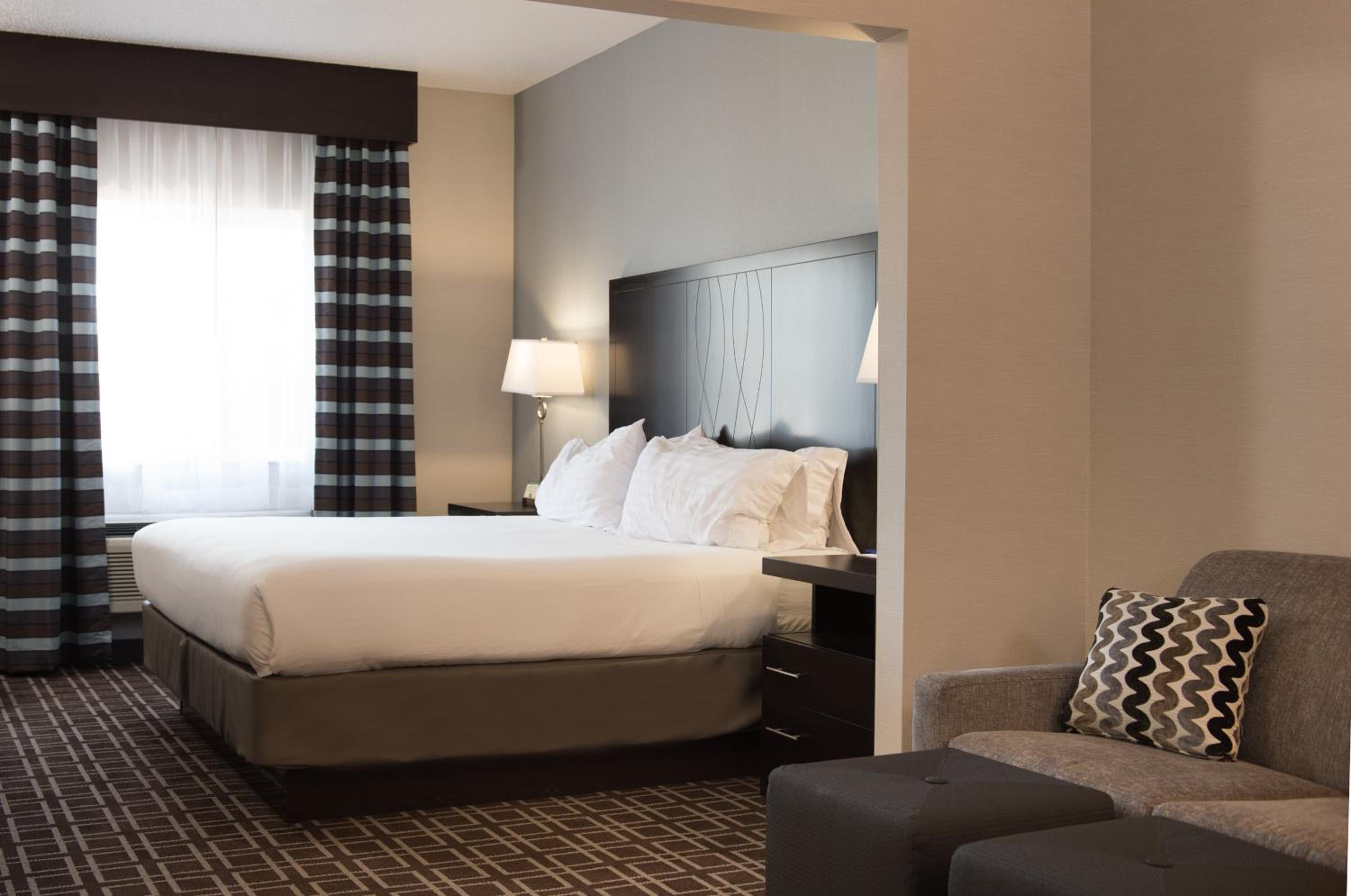 Standard King Room with Balcony - Photo 3