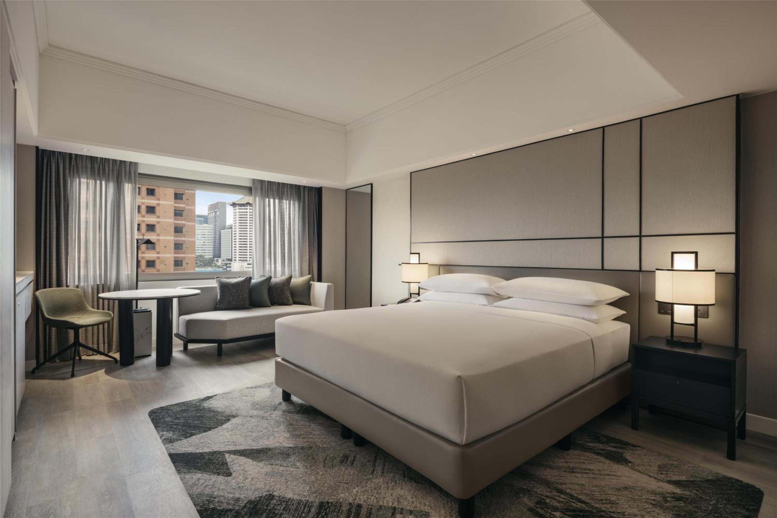 Deluxe Family Connecting Room with Lounge Access