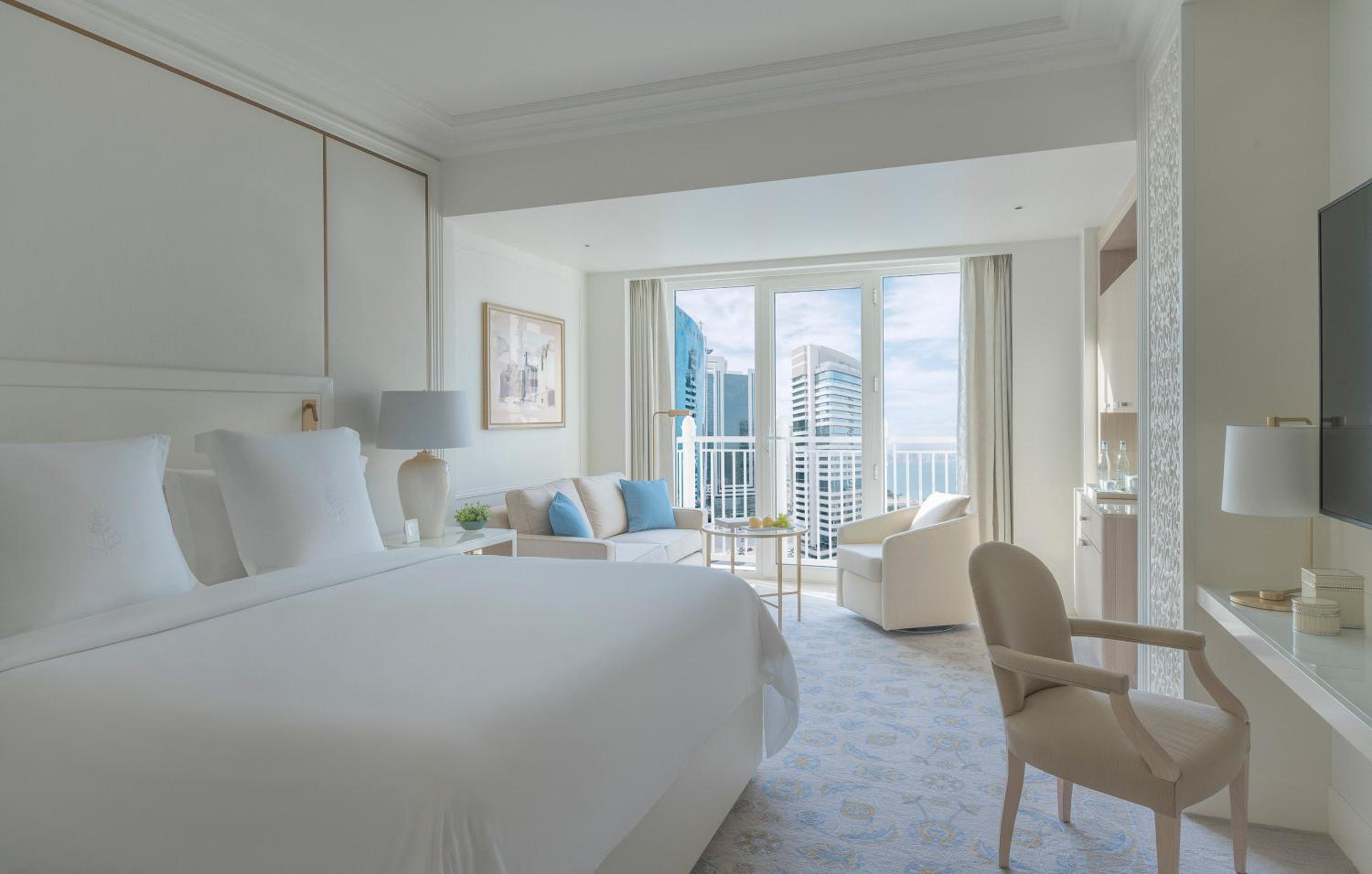 Deluxe King Room with City View photo 3