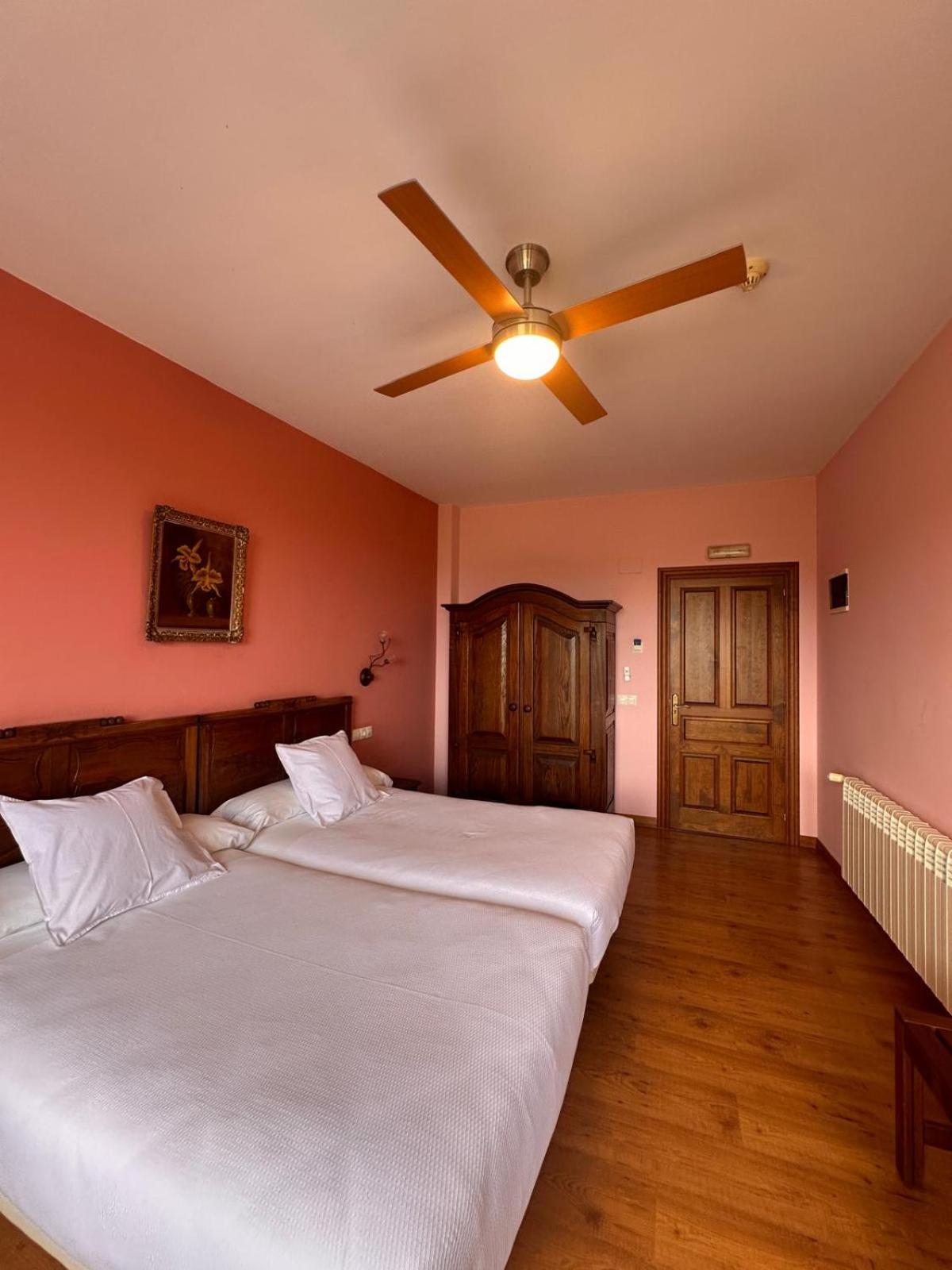 Deluxe Double Room (2 Adults + 1 Child)