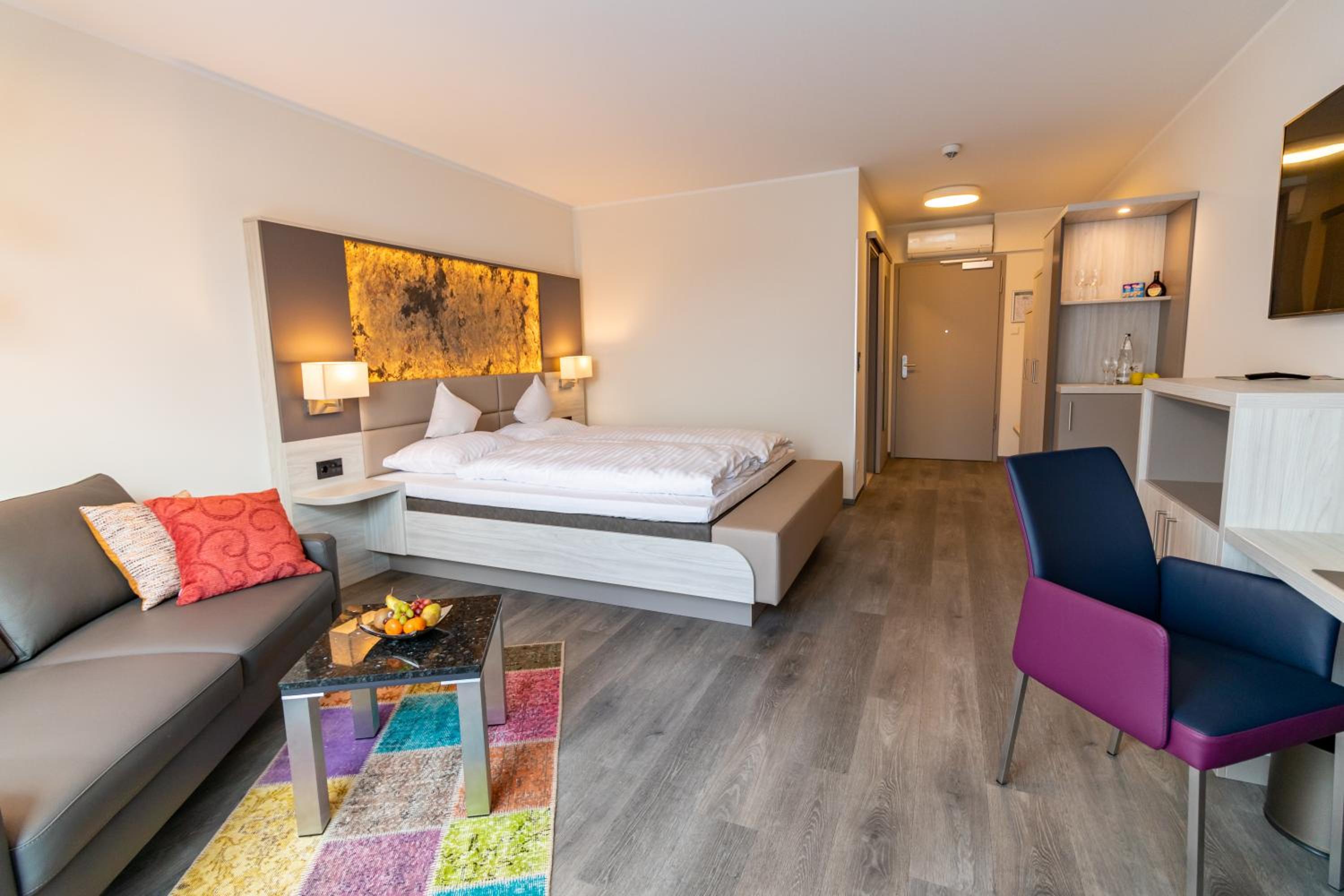 Deluxe Double Room with Balcony - Photo 5