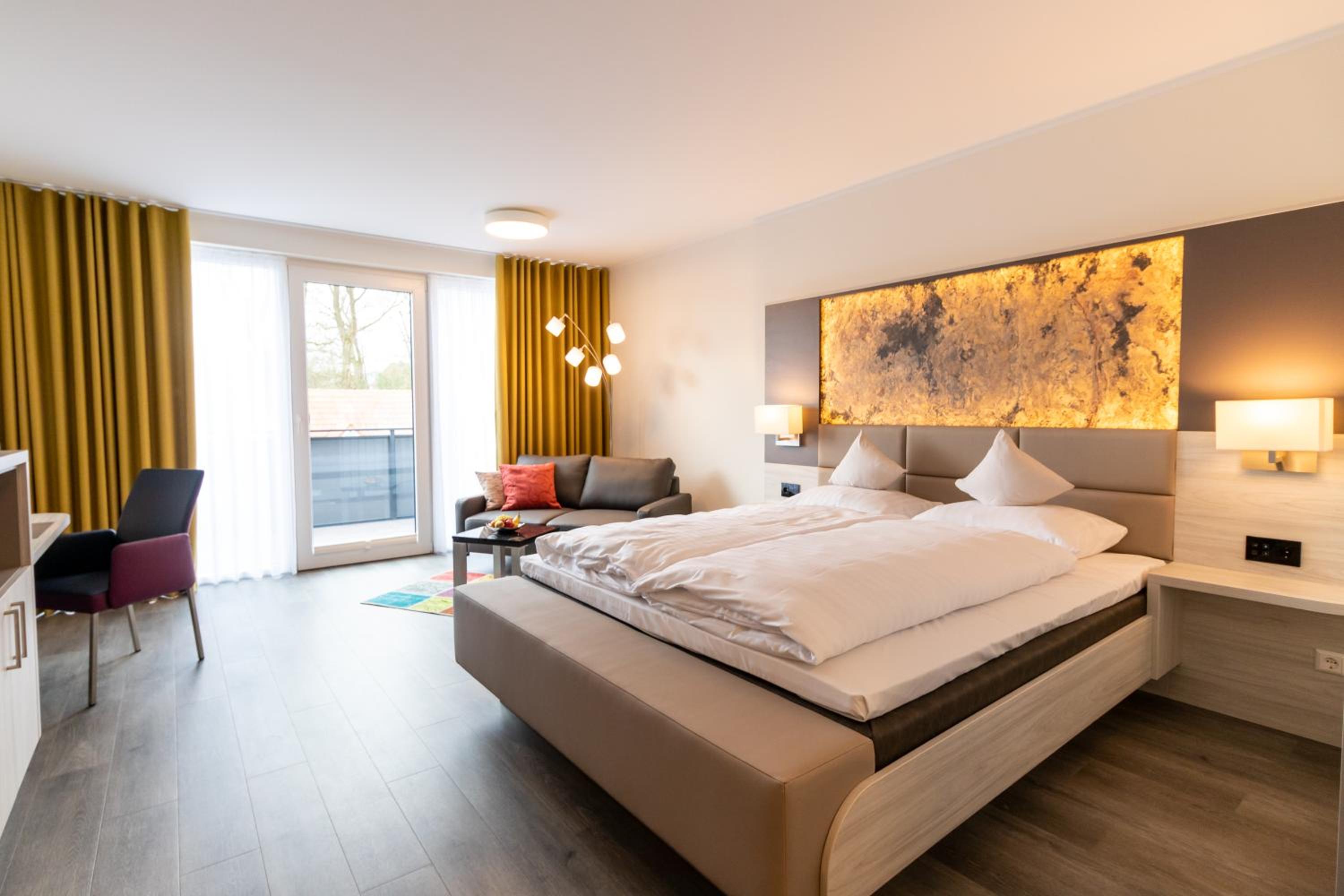Deluxe Double Room with Balcony - Photo 12
