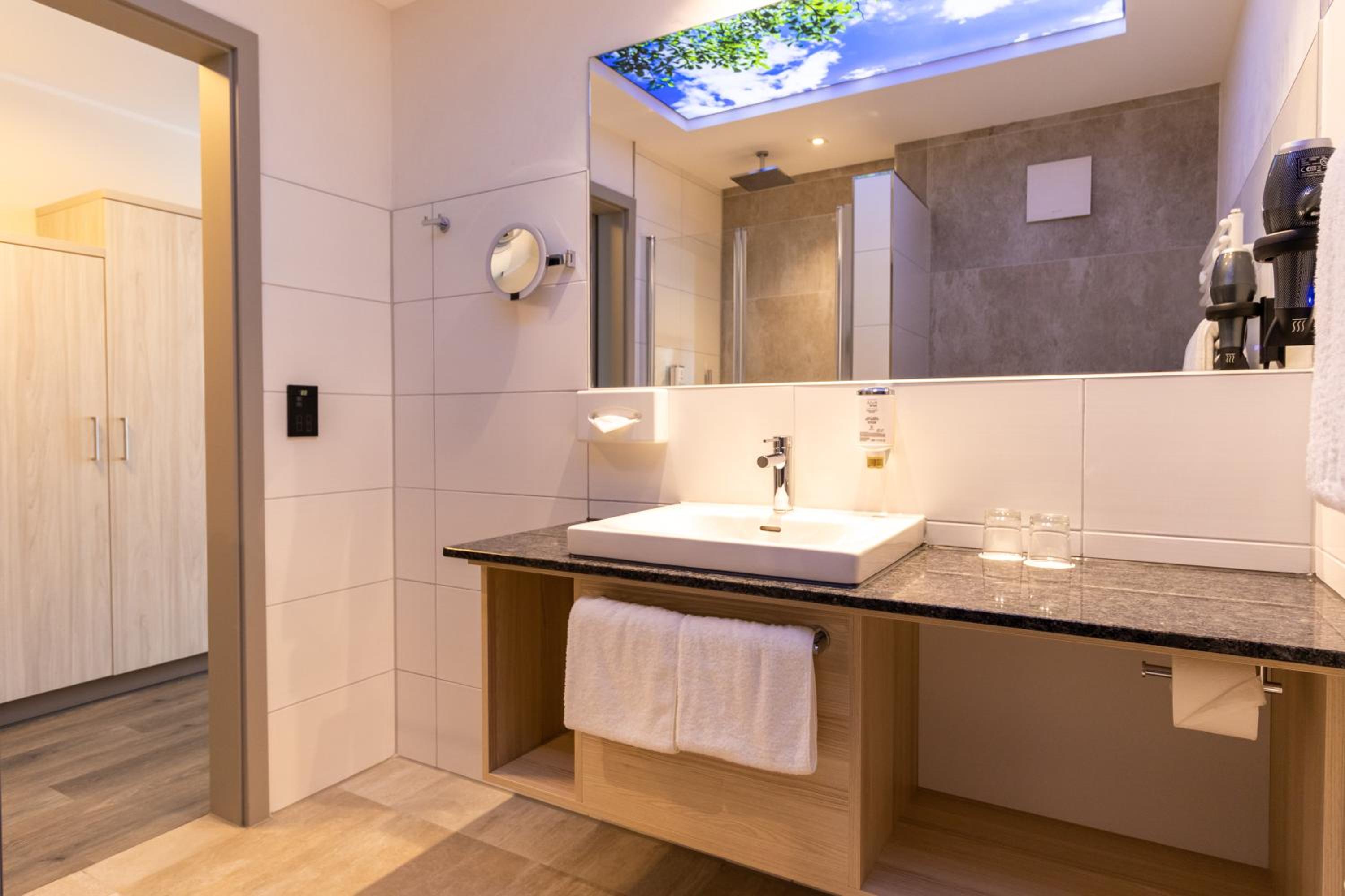 Deluxe Double Room with Balcony - Photo 7