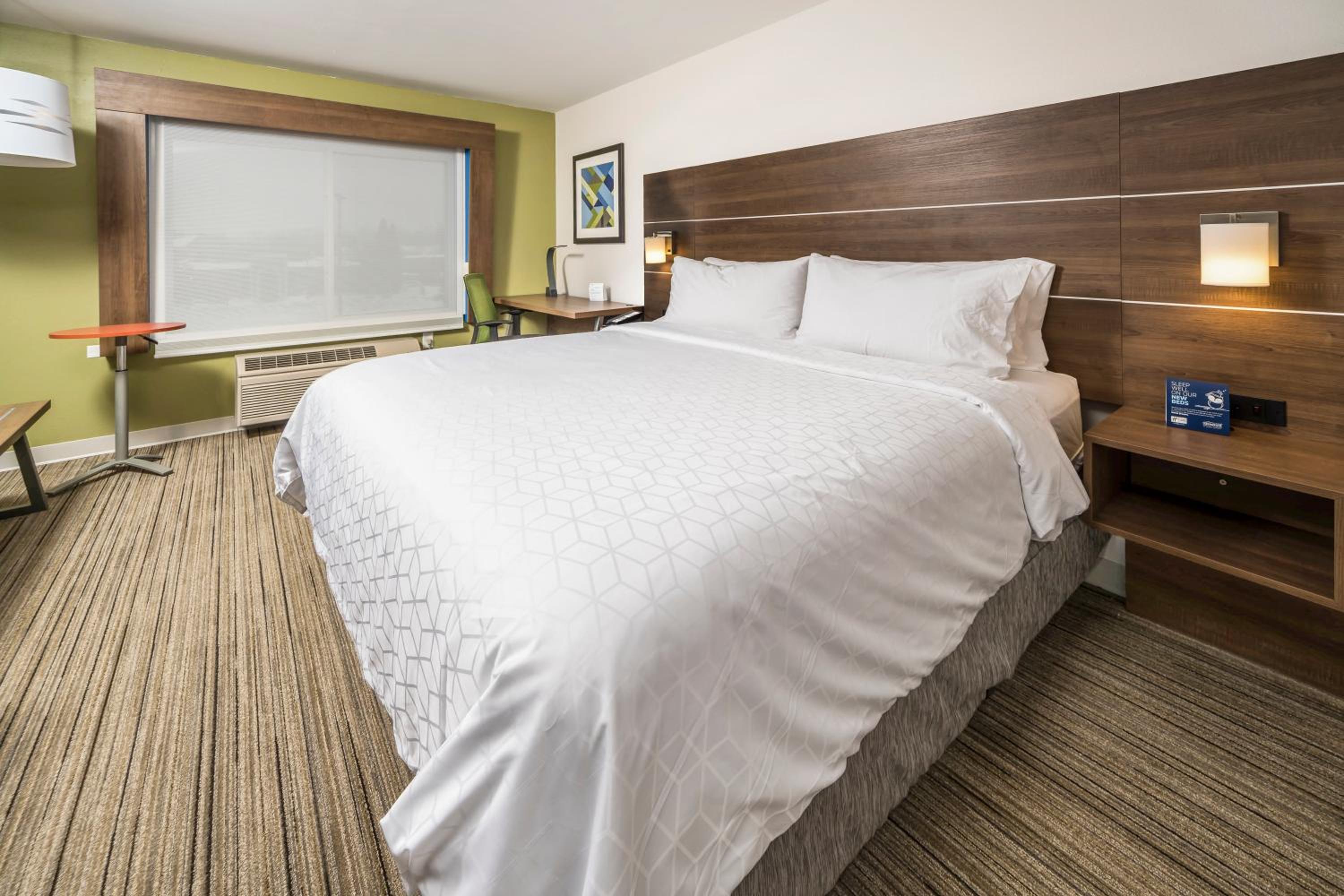 Standard King Room - Photo 16